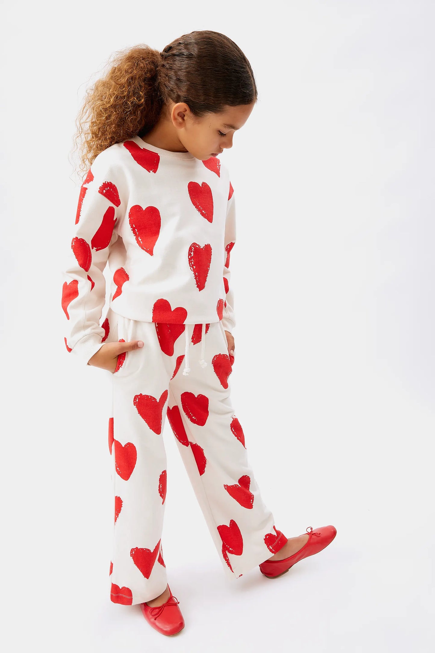 Pantalón unisex estampado corazones