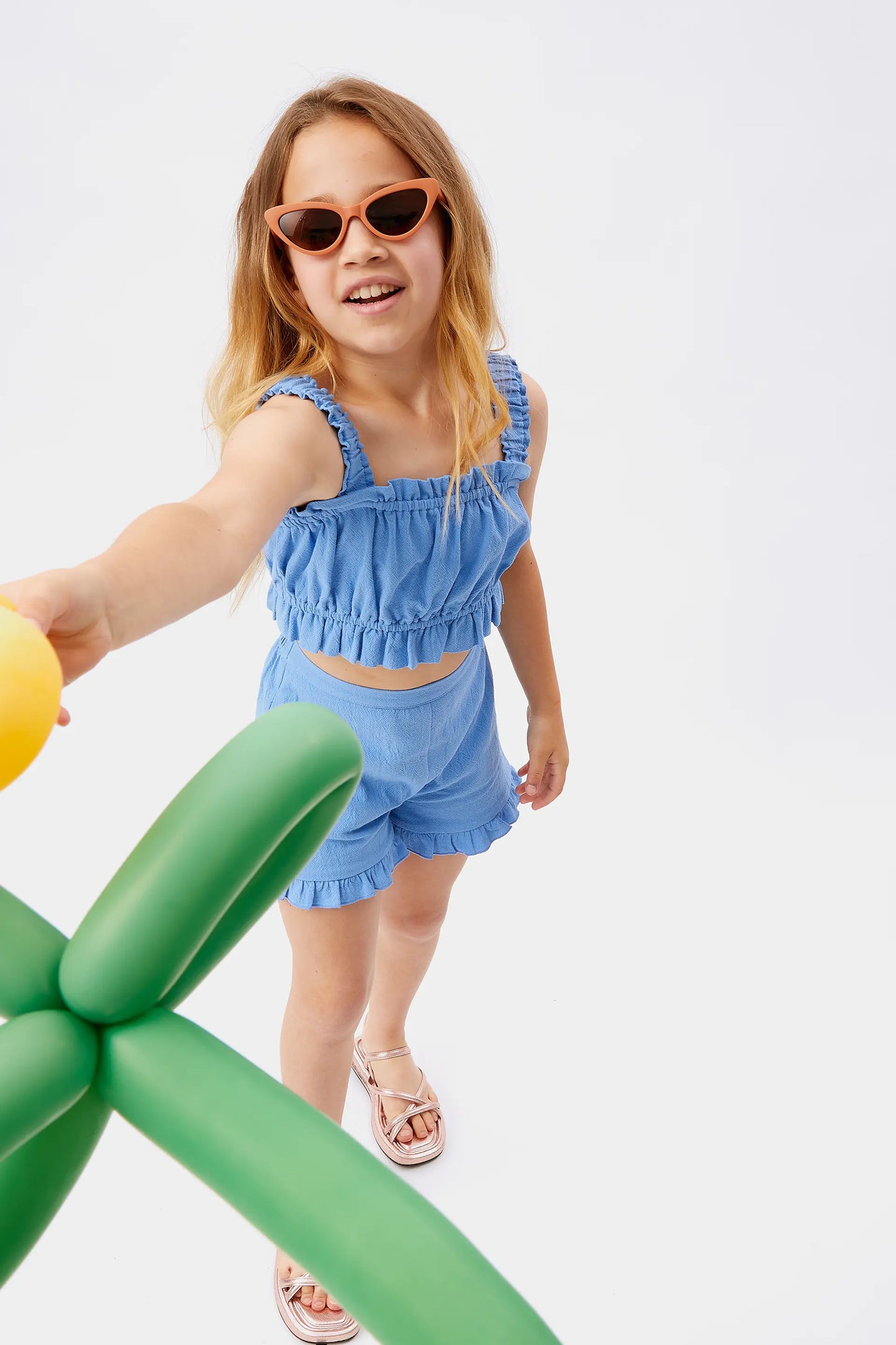 Shorts blu con volant da bambina