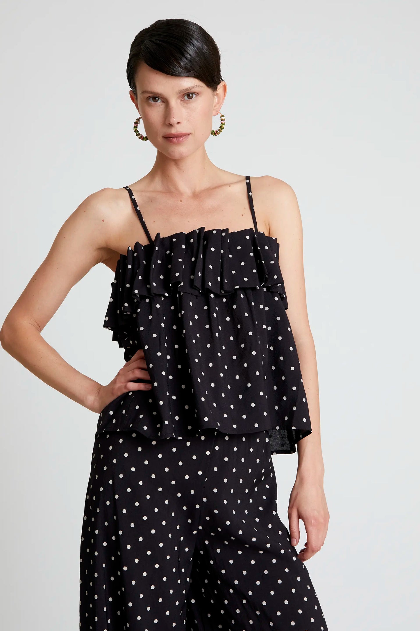 Top estampado de lunares negro