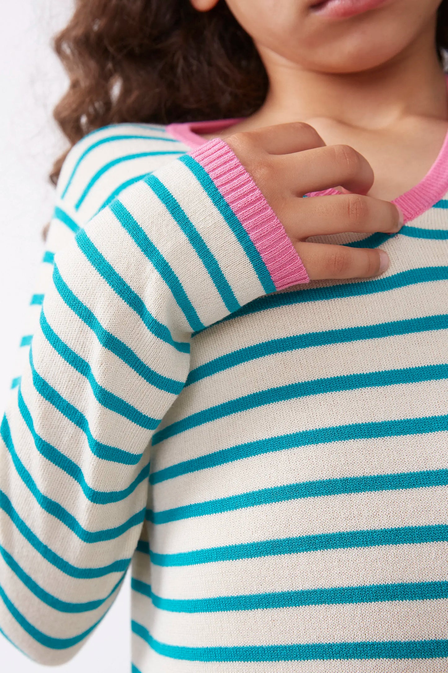 Jersey de niña cuello pico rayas verde