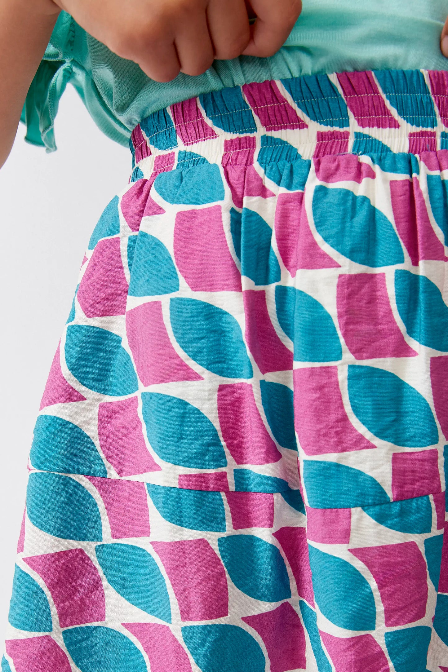 Falda corta de niña con estampado de plumas