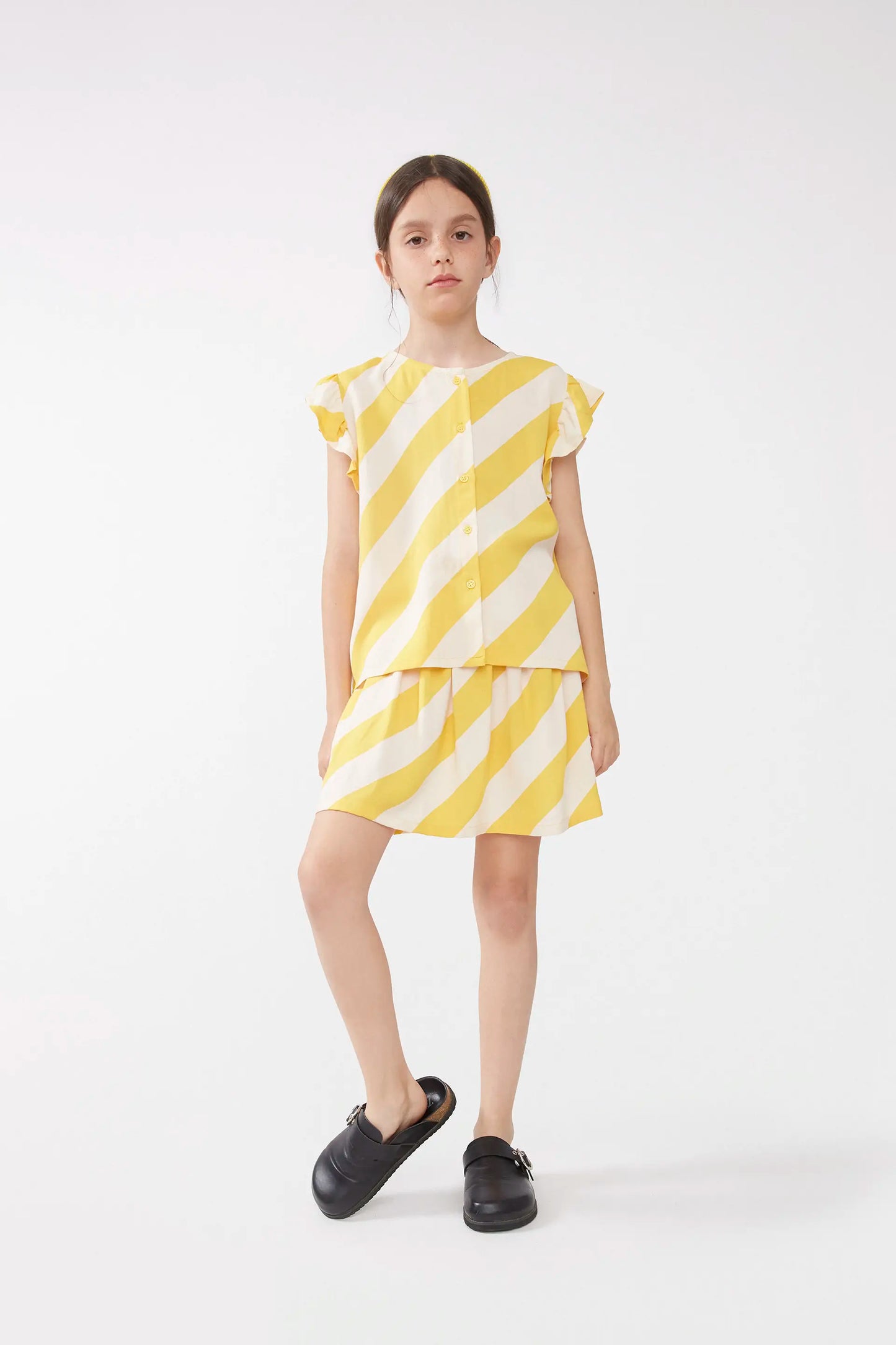 Short skirt for girls with yellow striped print