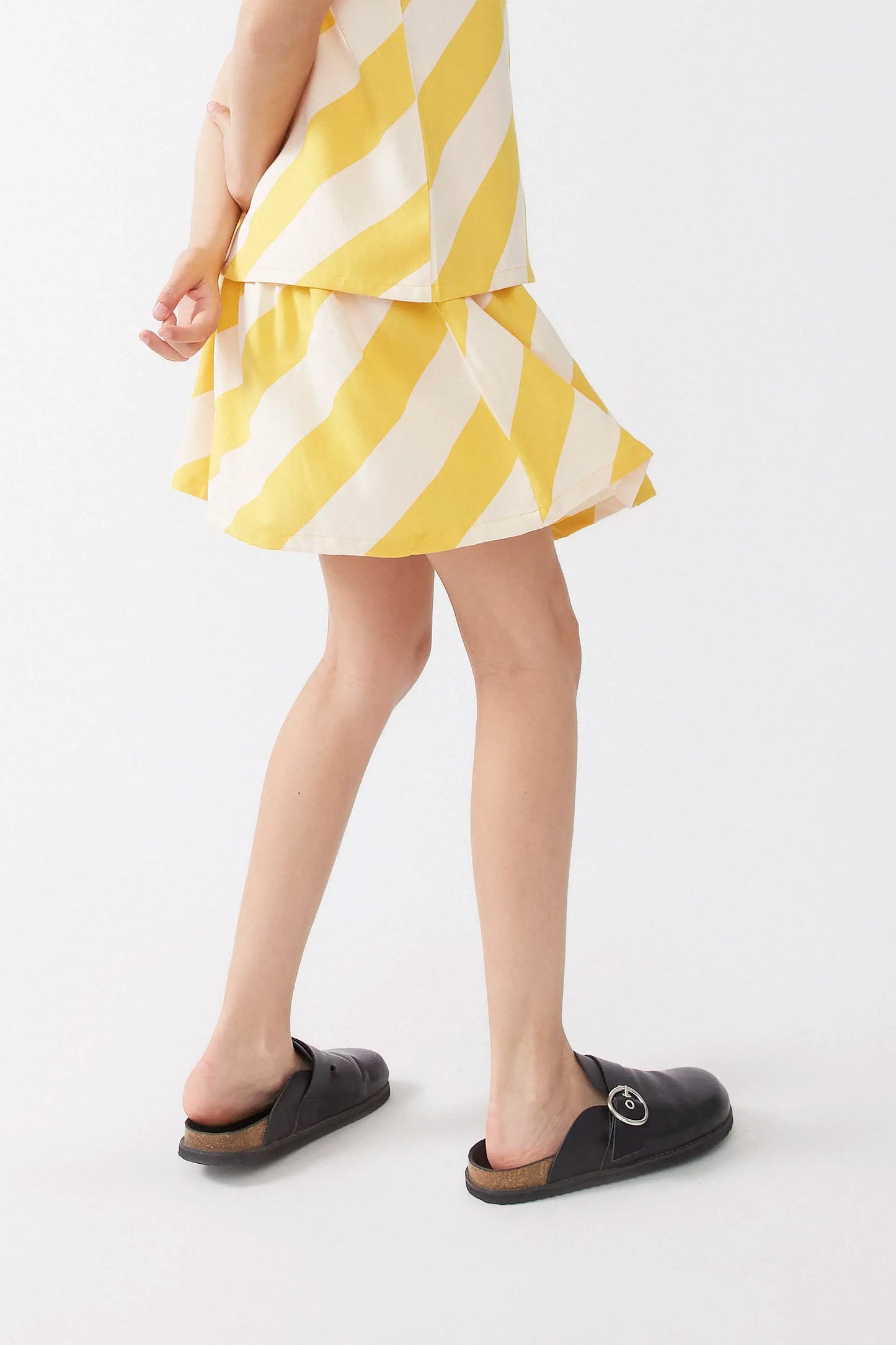 Short skirt for girls with yellow striped print
