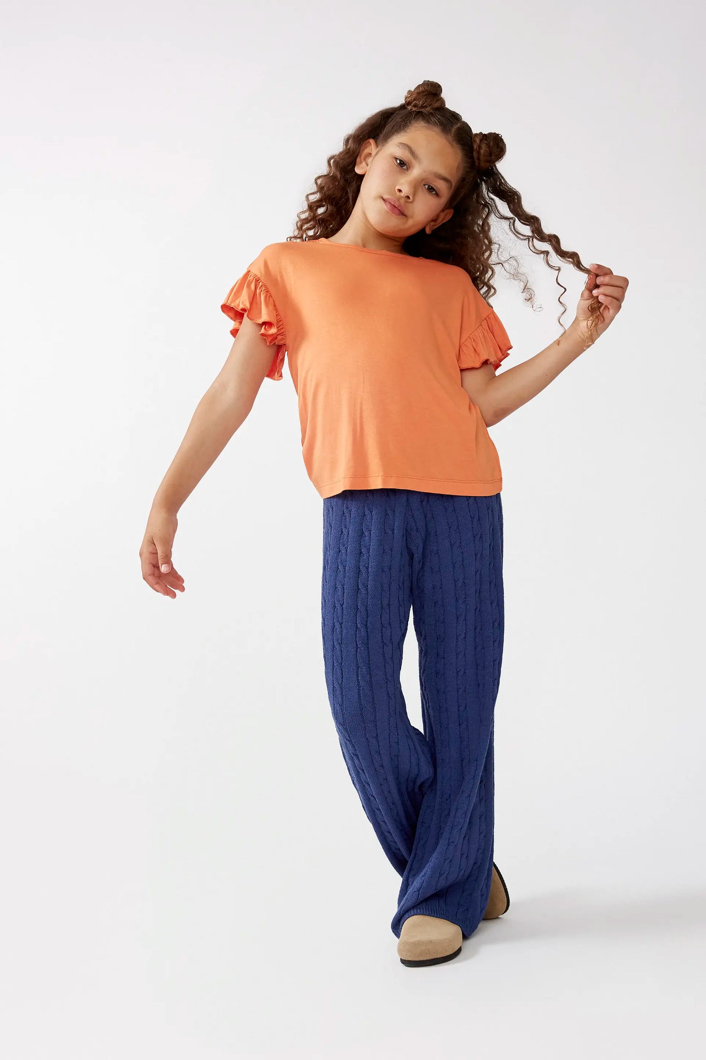 Top arancione con volant da bambina