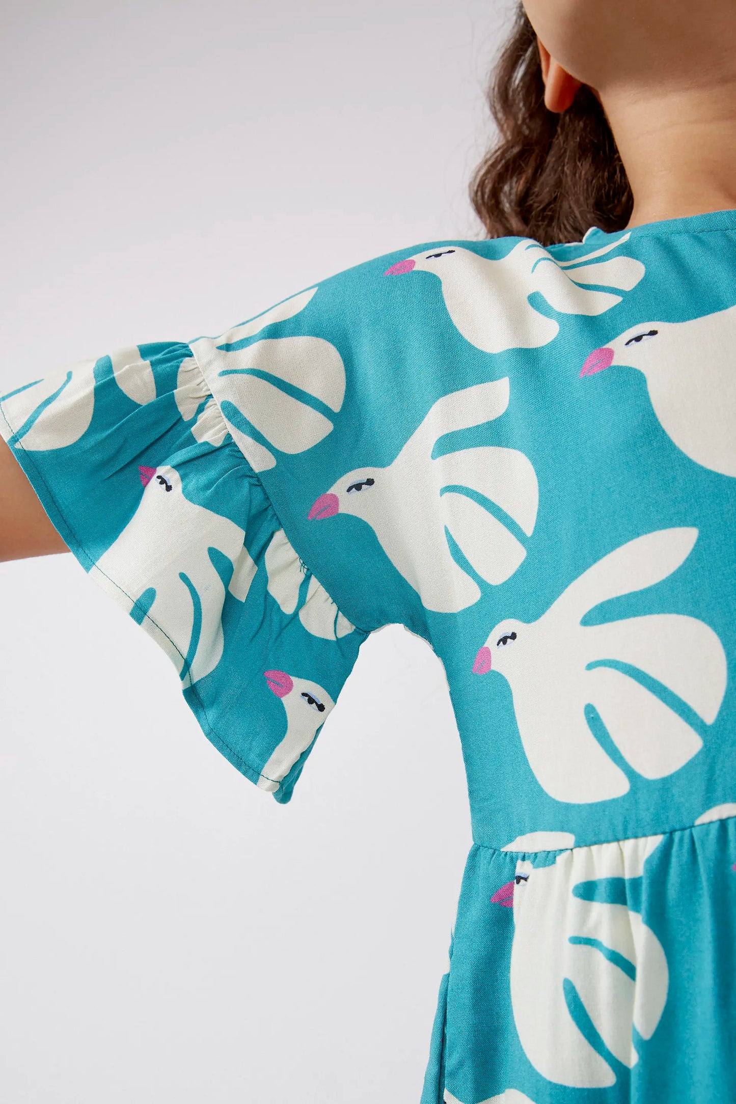 Vestido corto de niña en rayón LENZING™ ECOVERO™ estampado Dove