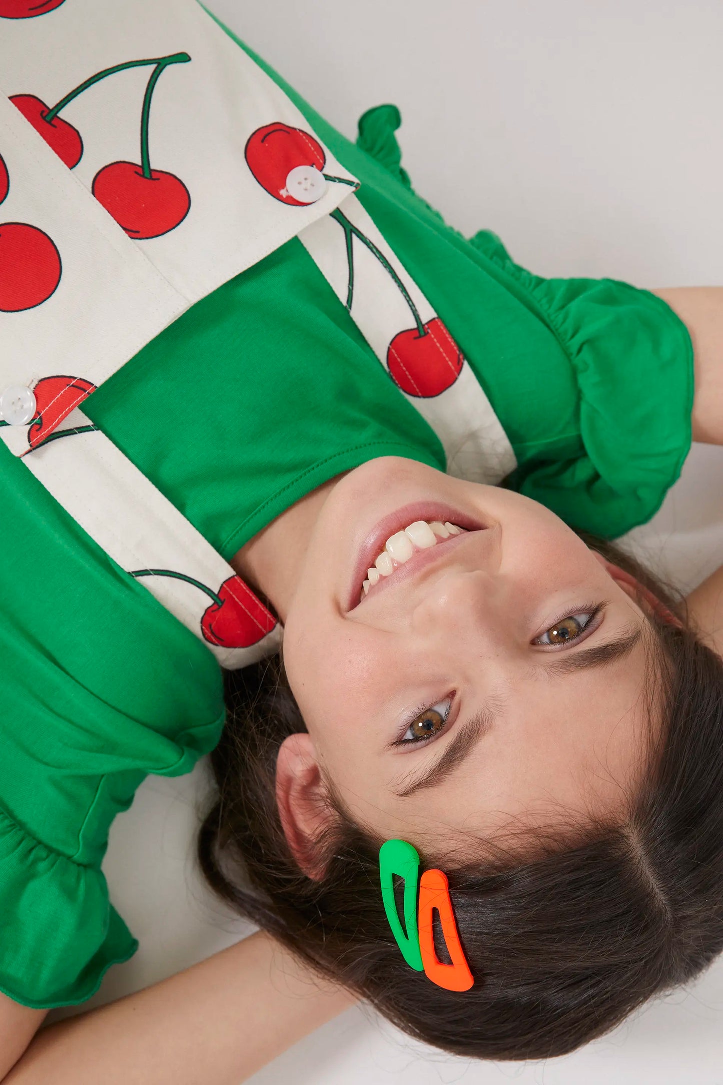 Grembiule da bambina con stampa di ciliegie