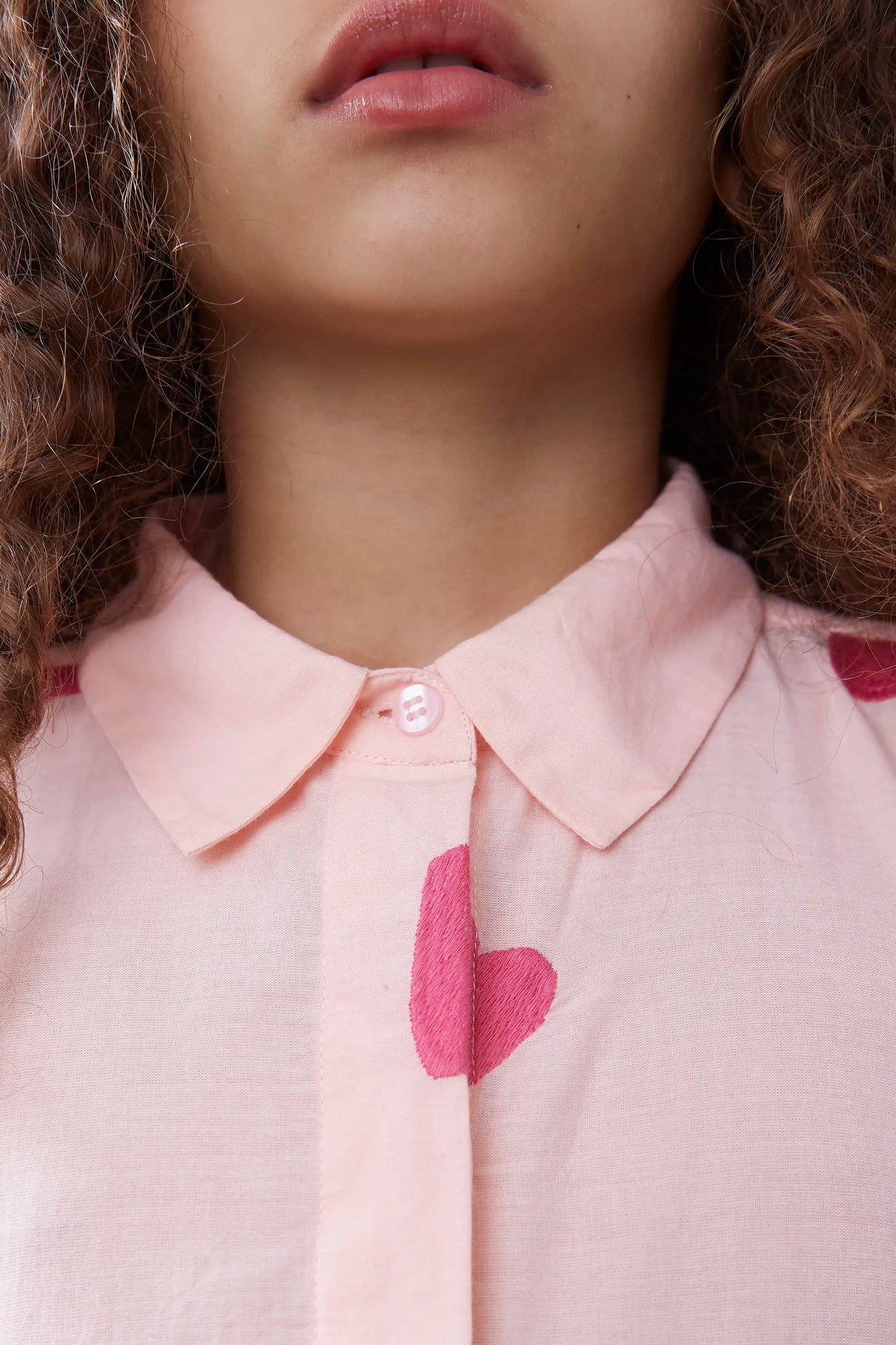 Maglietta bambina con cuori ricamati rosa