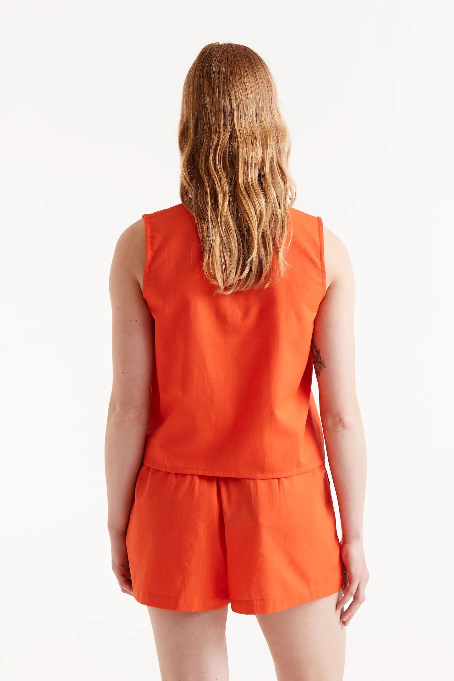 Top arancione con bottoni