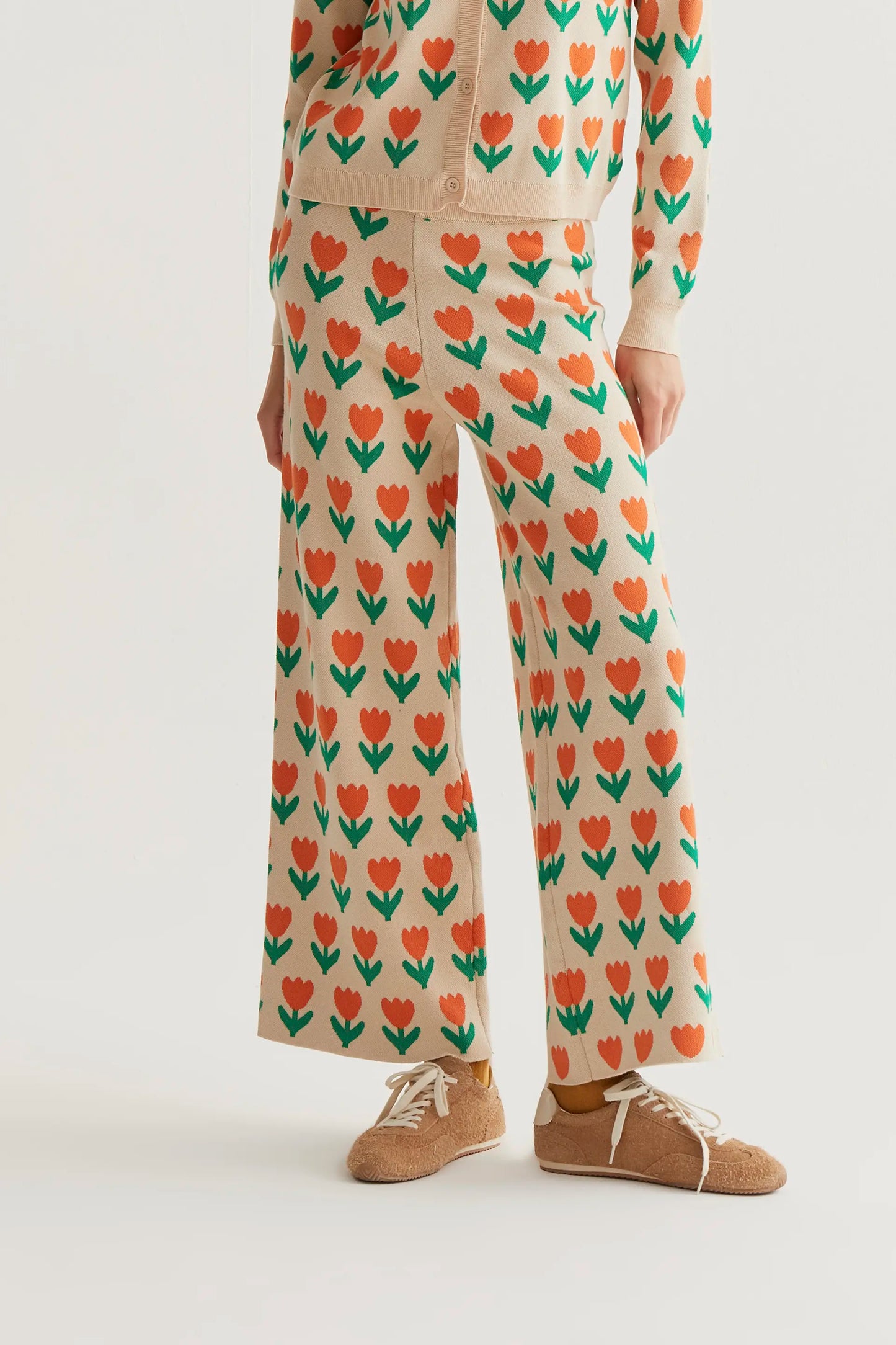 Pantaloni in maglia con stampa di tulipani arancioni