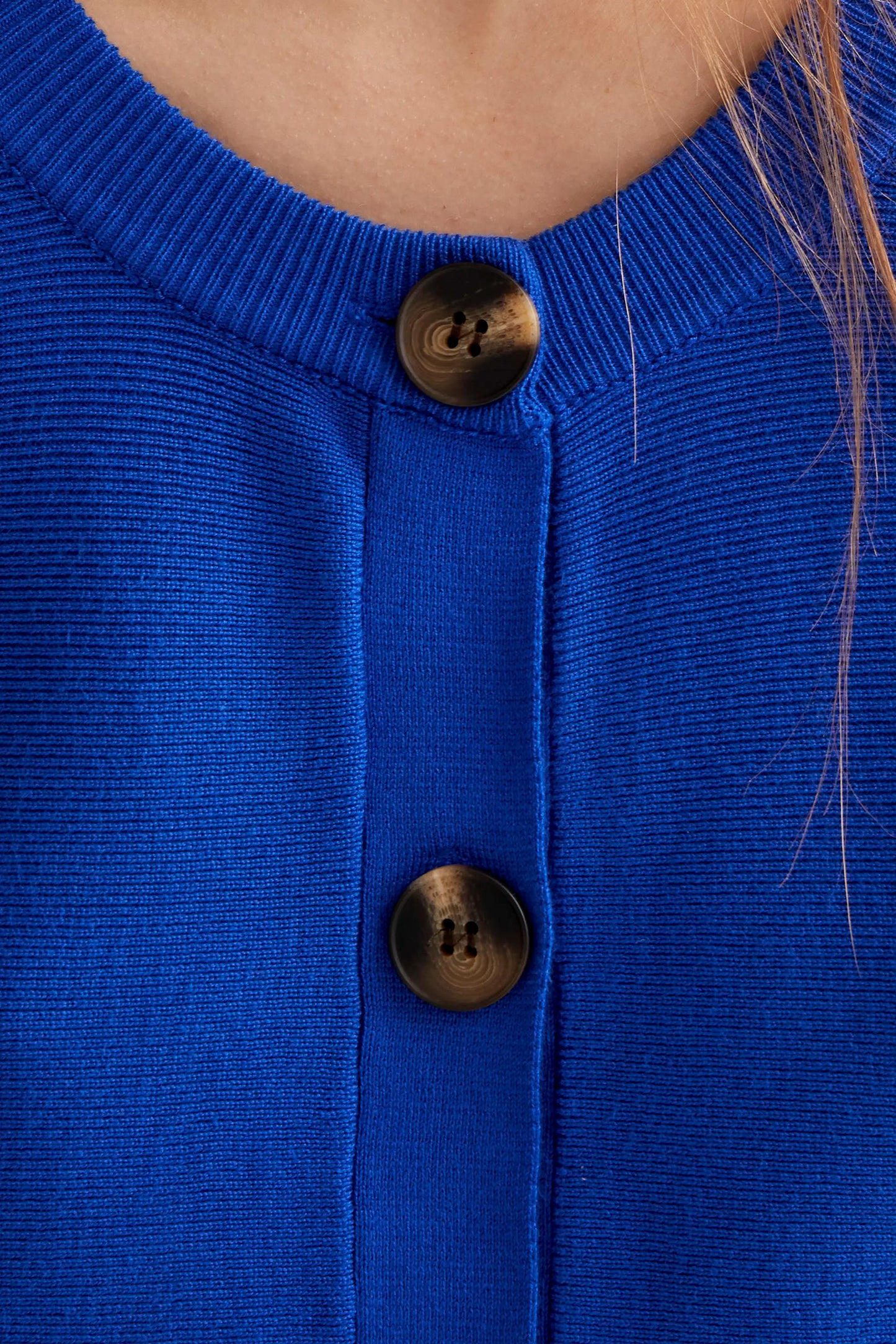 Cardigan blu in maglia con grandi bottoni
