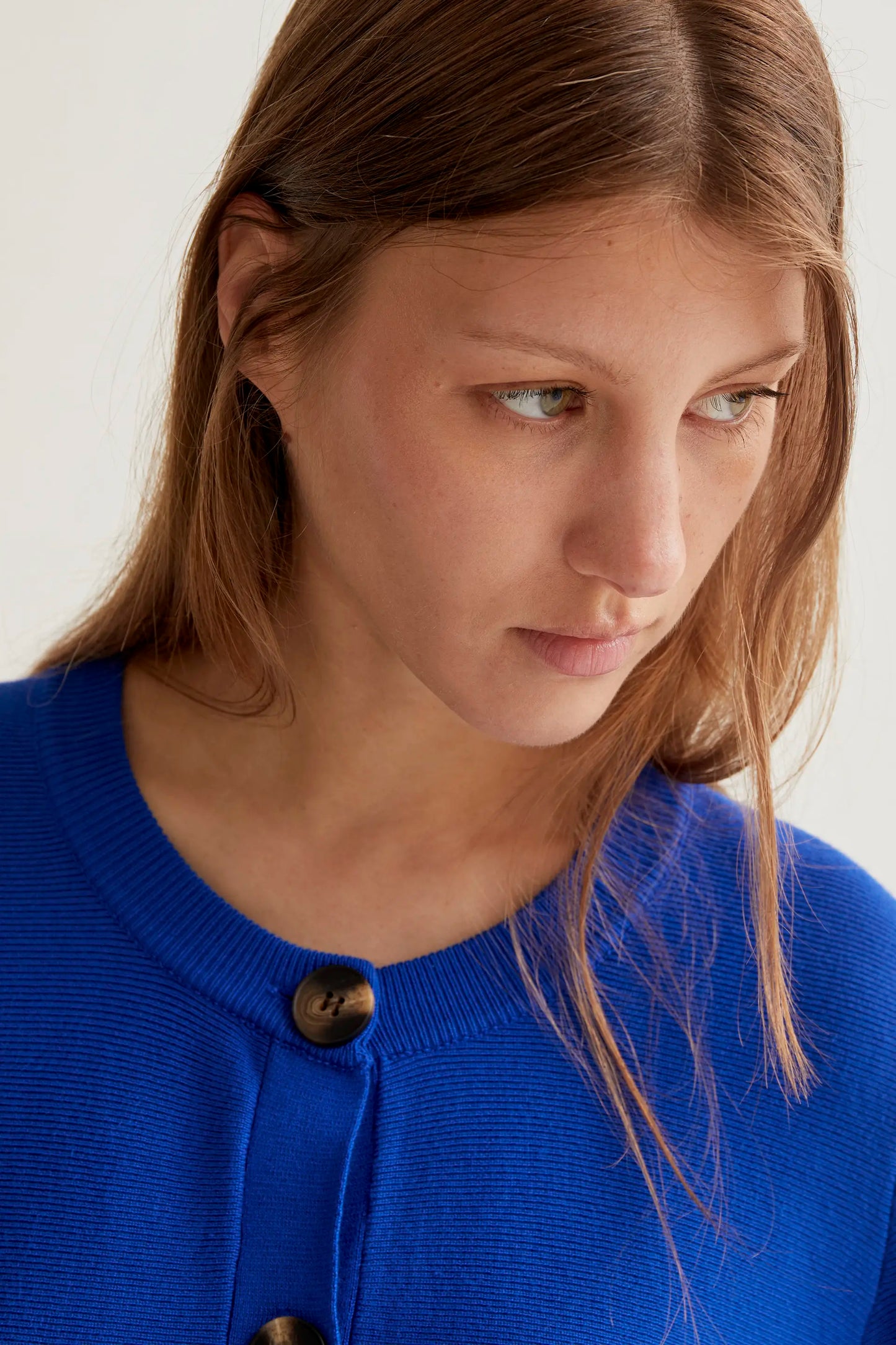 Cardigan blu in maglia con grandi bottoni