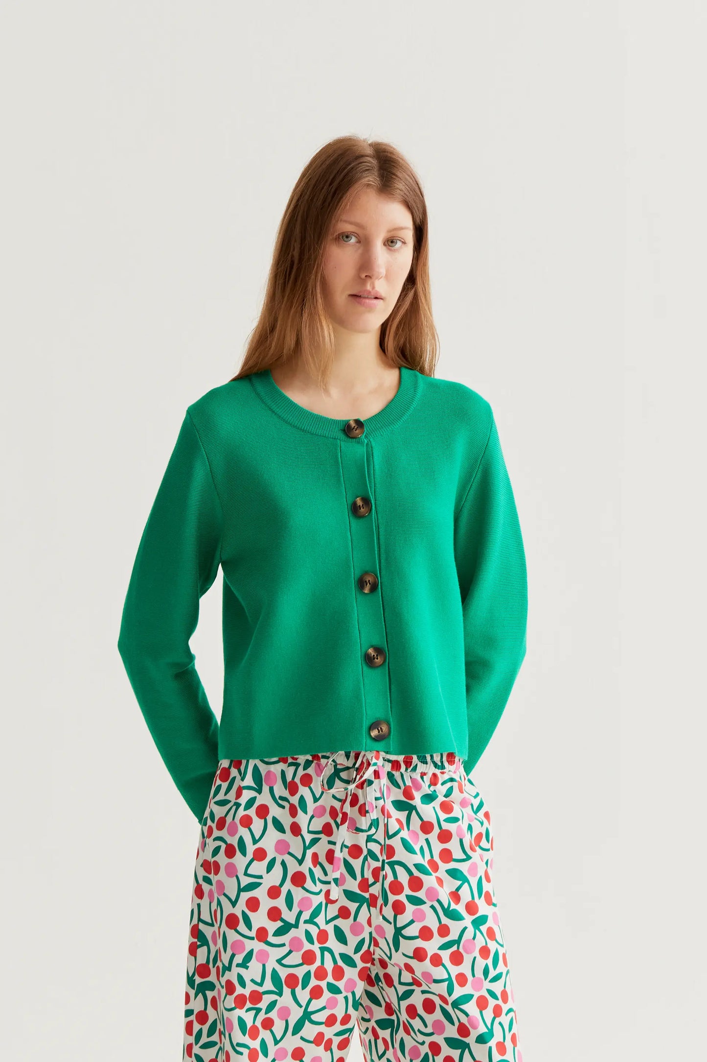 Cardigan verde in maglia con grandi bottoni