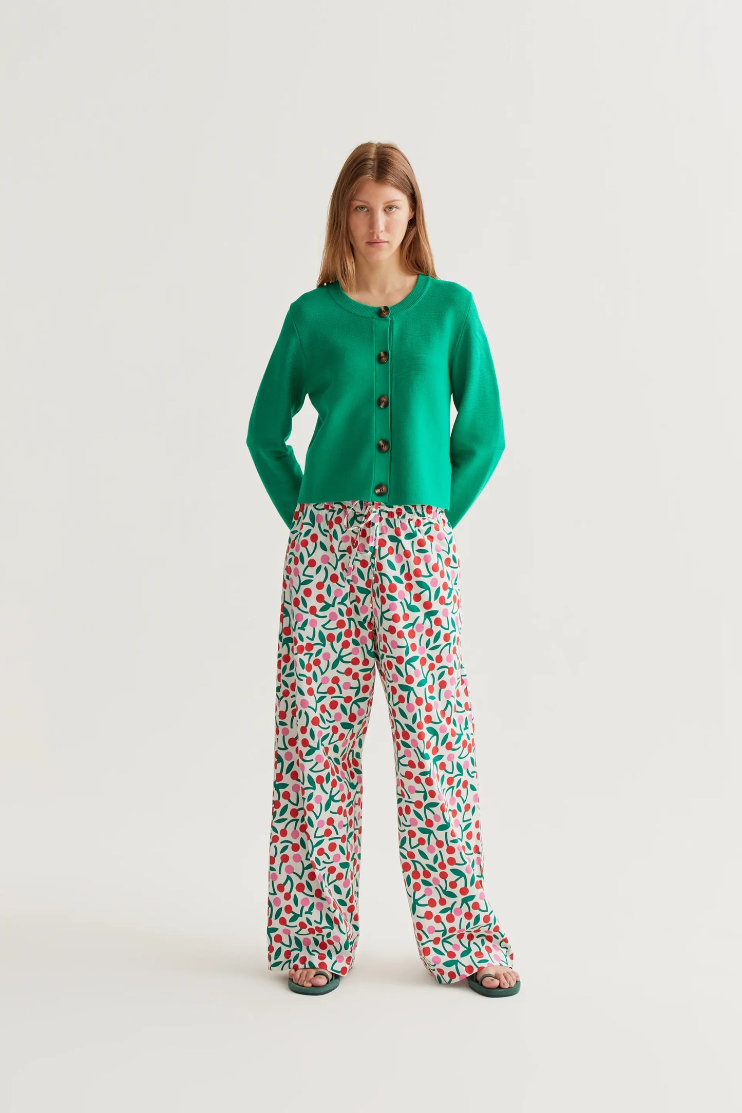 Cardigan verde in maglia con grandi bottoni