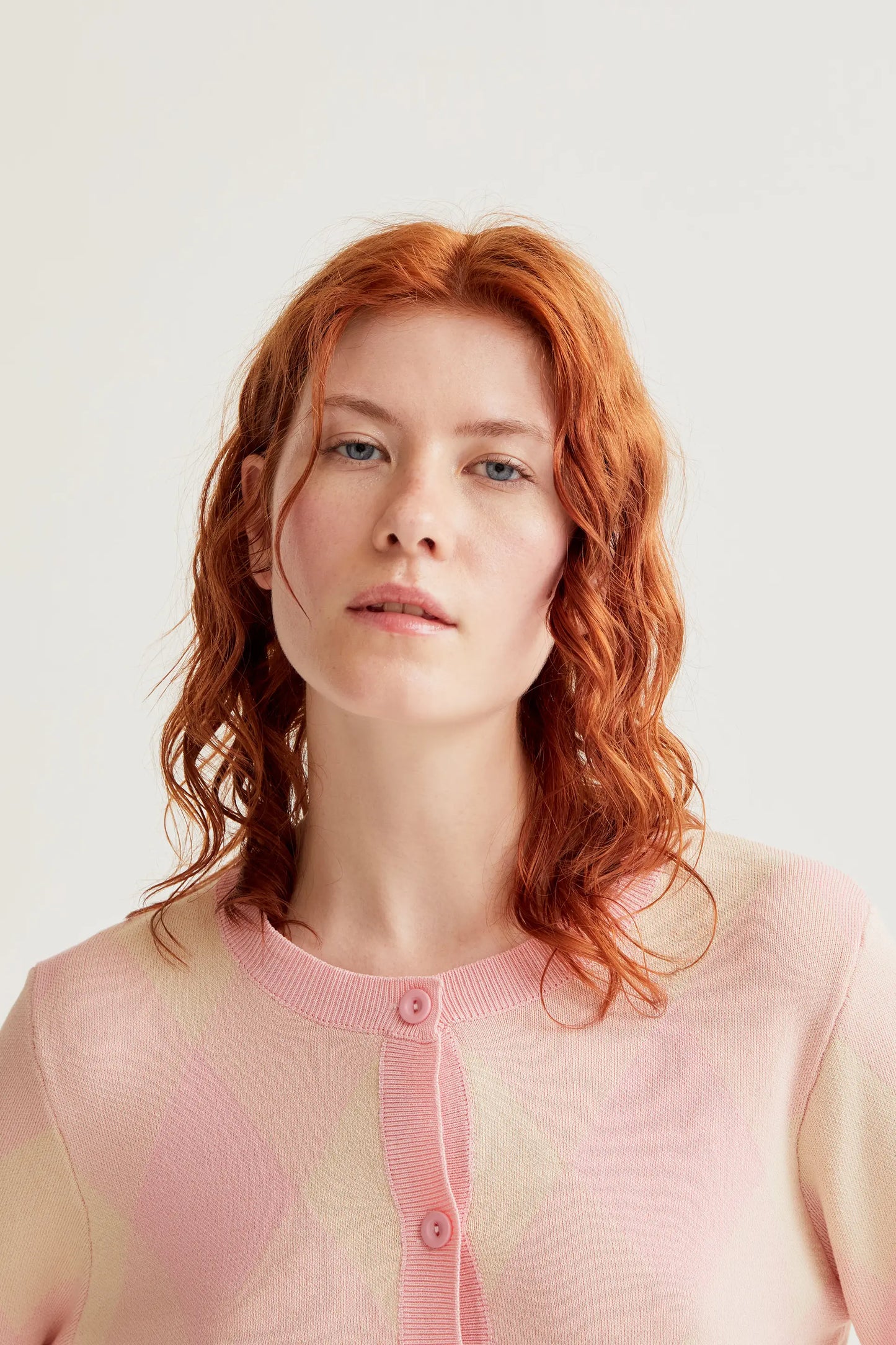 Cardigan lavorato a maglia con motivo a rombi rosa