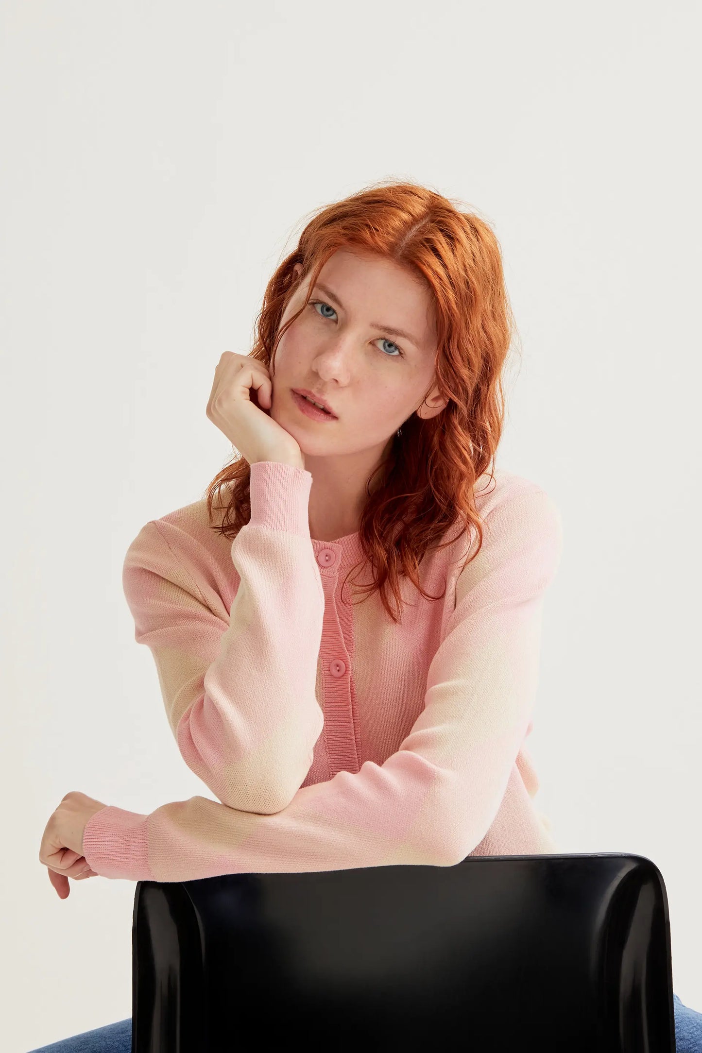 Cardigan lavorato a maglia con motivo a rombi rosa