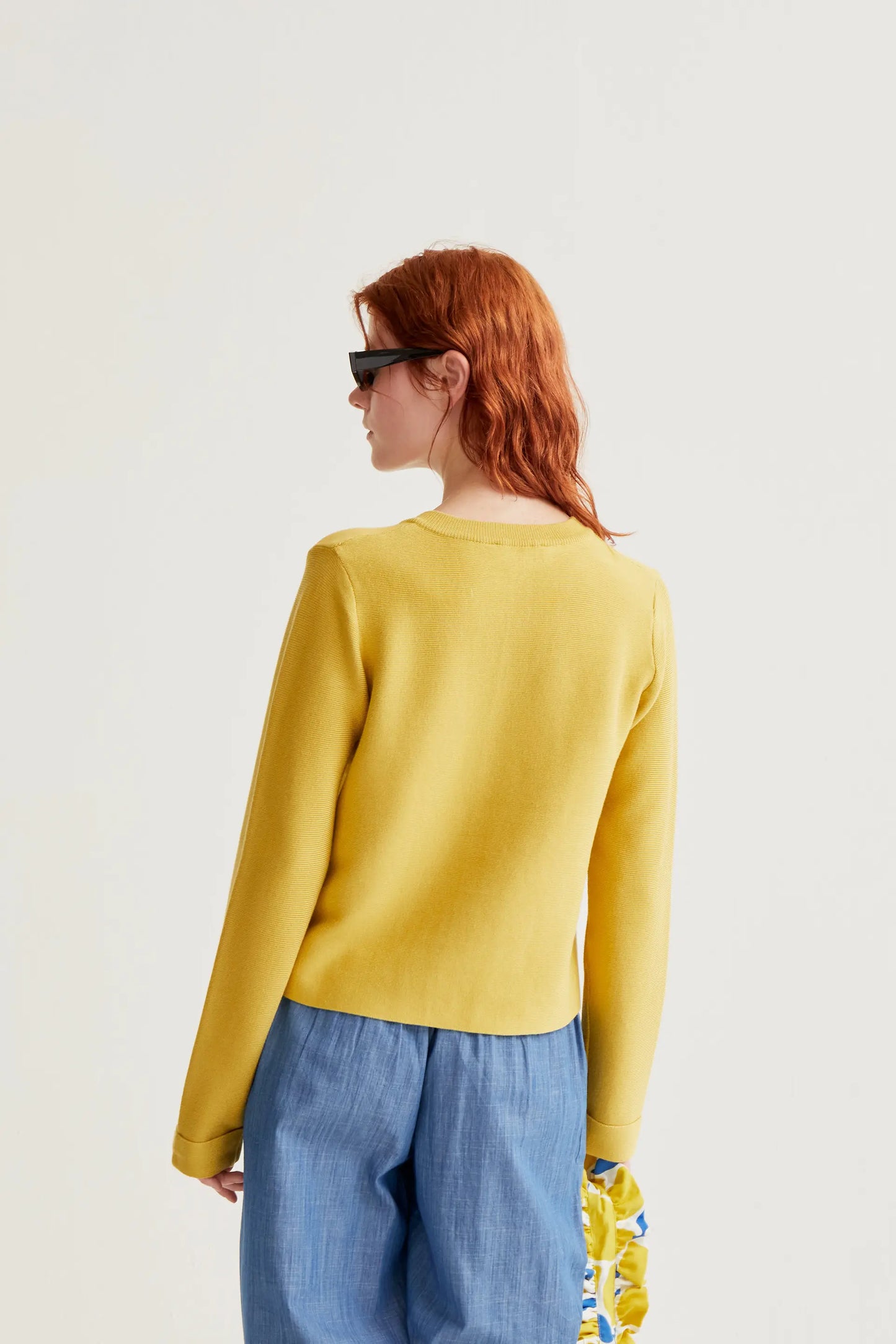 Cardigan giallo in maglia con grandi bottoni