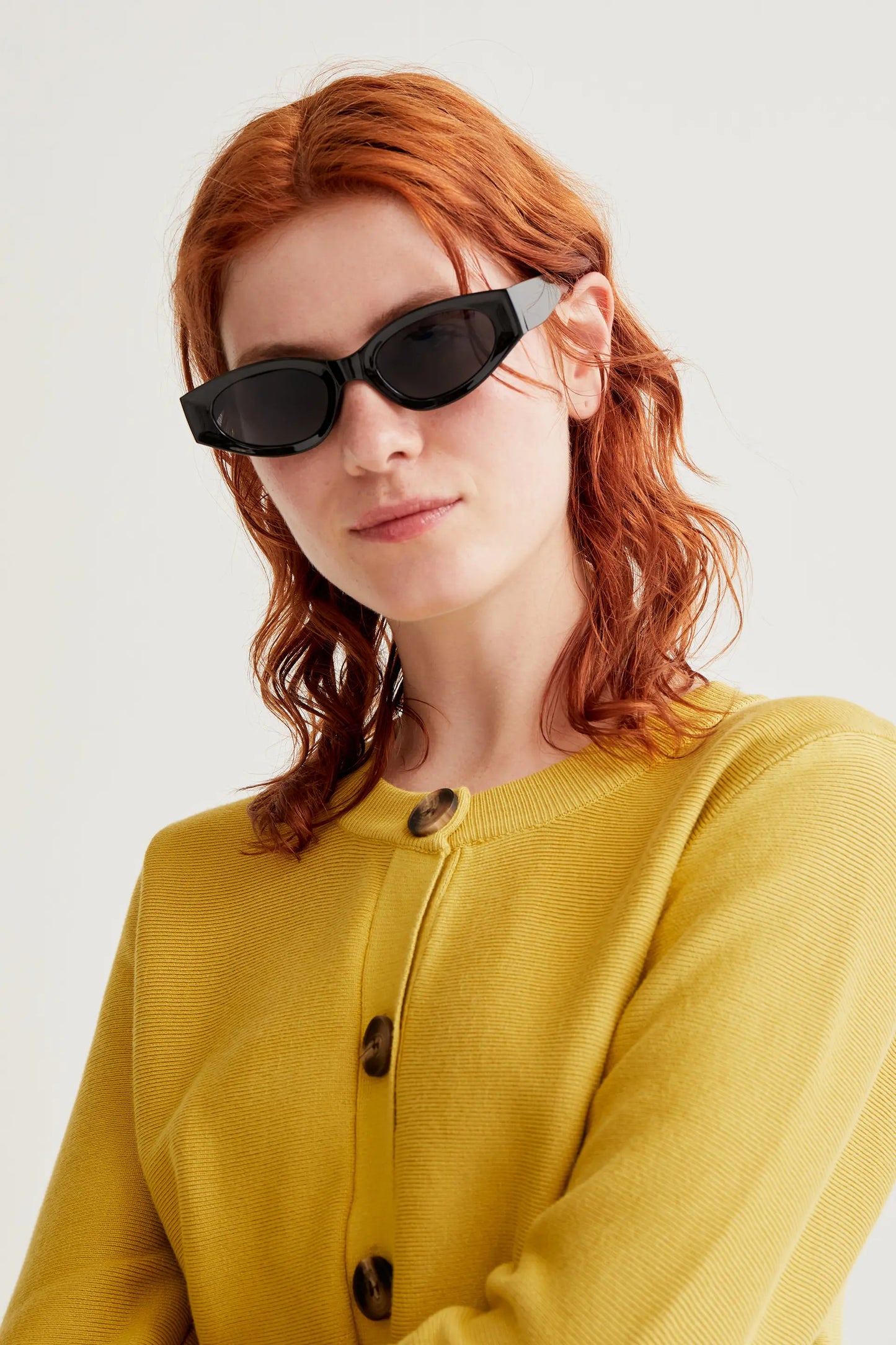 Cardigan giallo in maglia con grandi bottoni