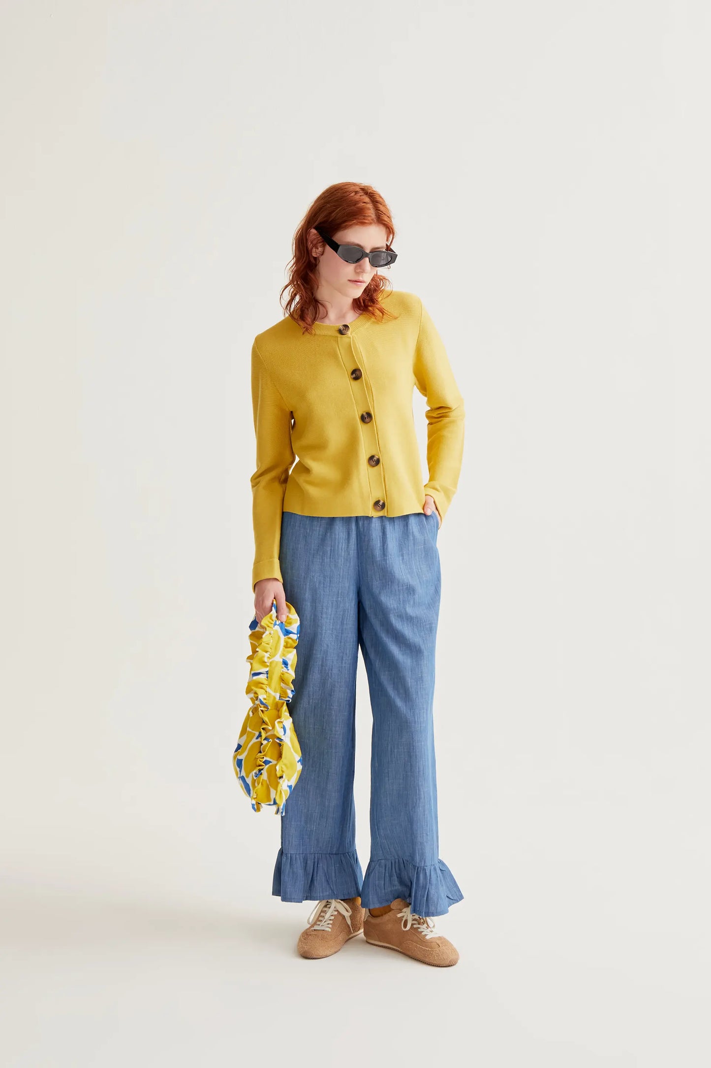 Cardigan giallo in maglia con grandi bottoni