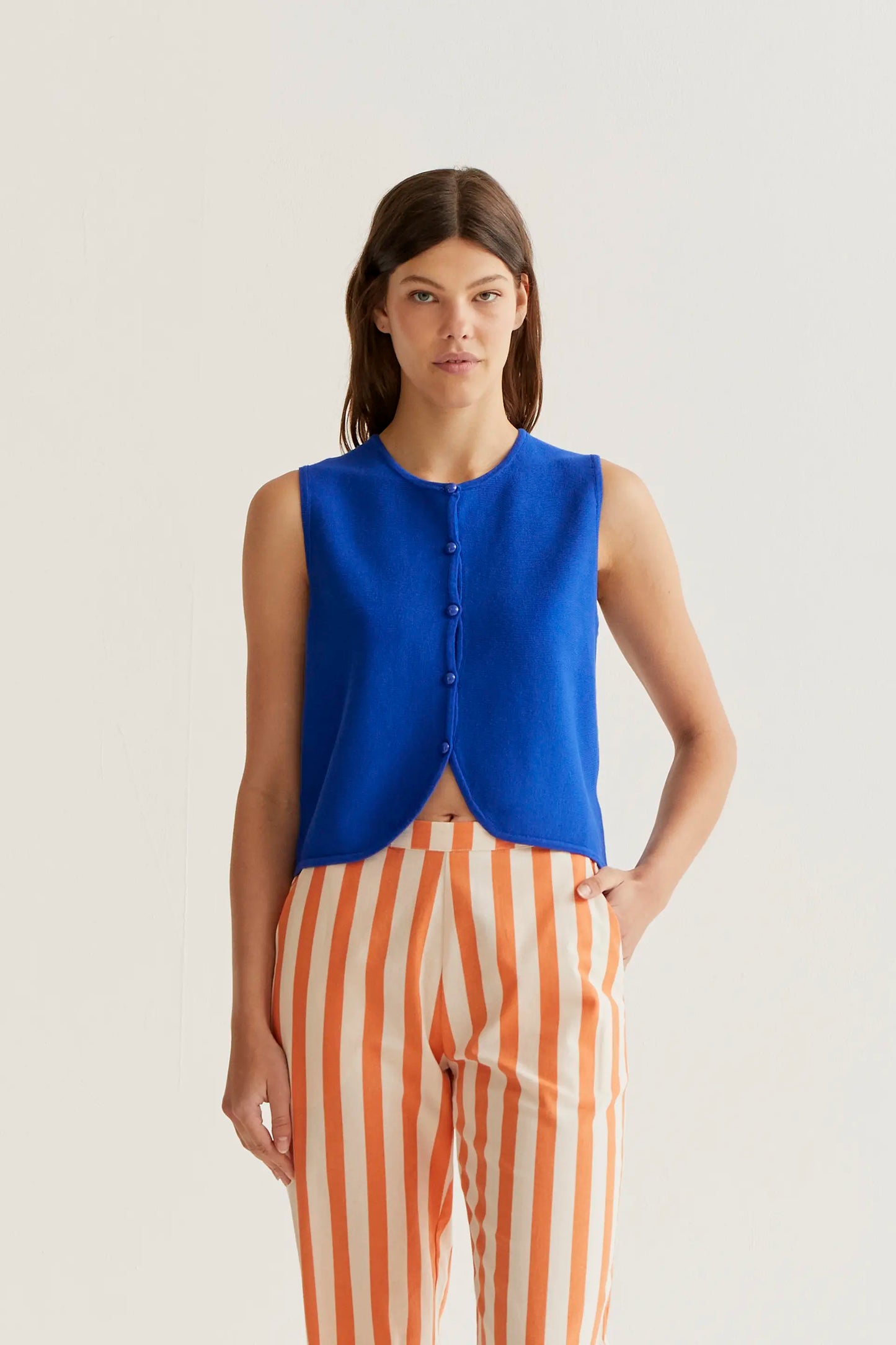 Top in maglia blu con bottoni rotondi