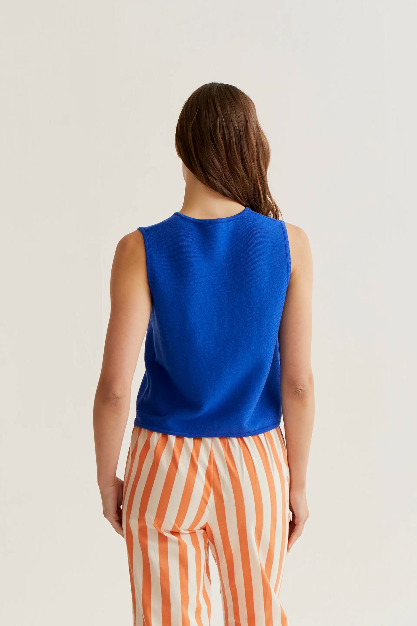 Top in maglia blu con bottoni rotondi
