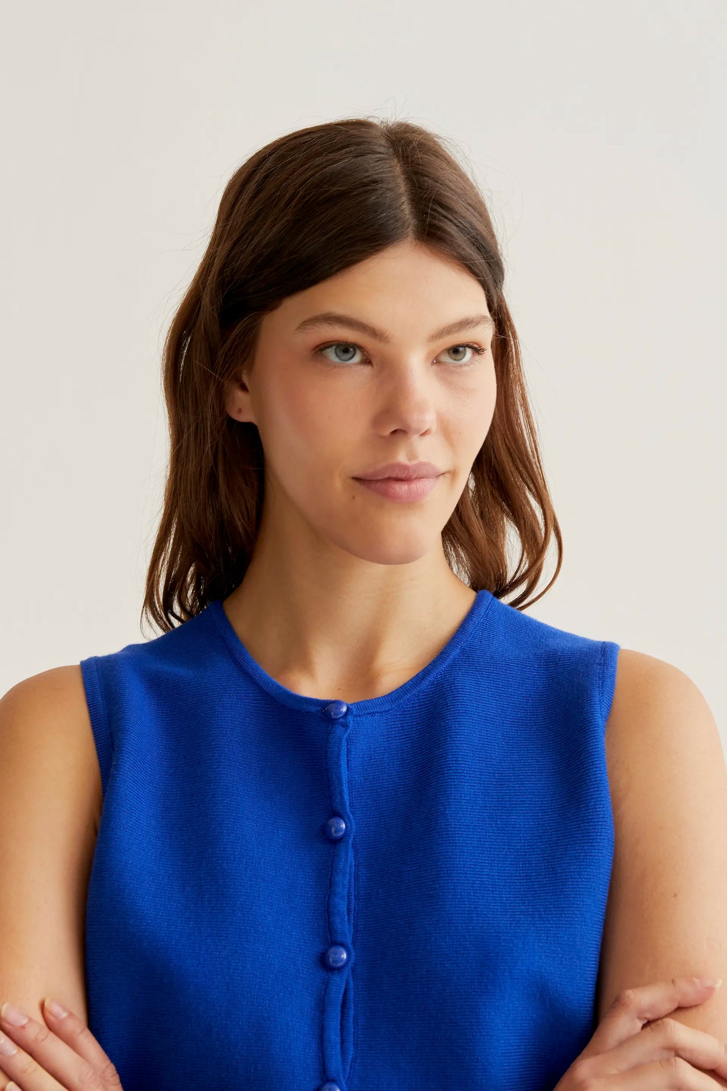 Top in maglia blu con bottoni rotondi
