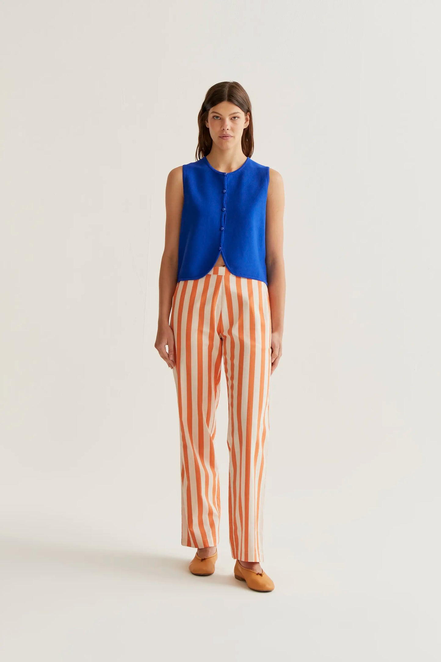 Top in maglia blu con bottoni rotondi