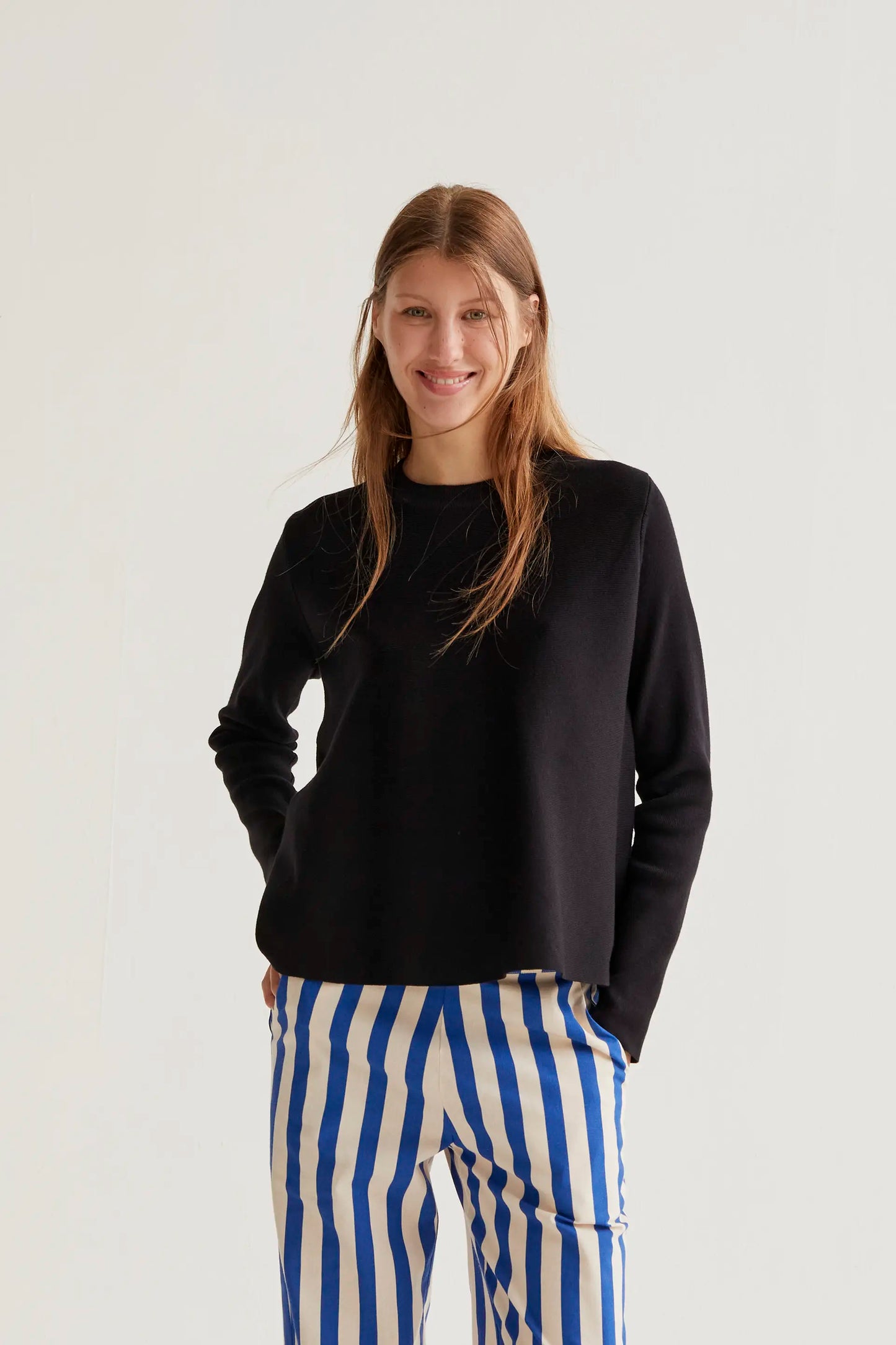 Maglione nero a maniche lunghe in maglia