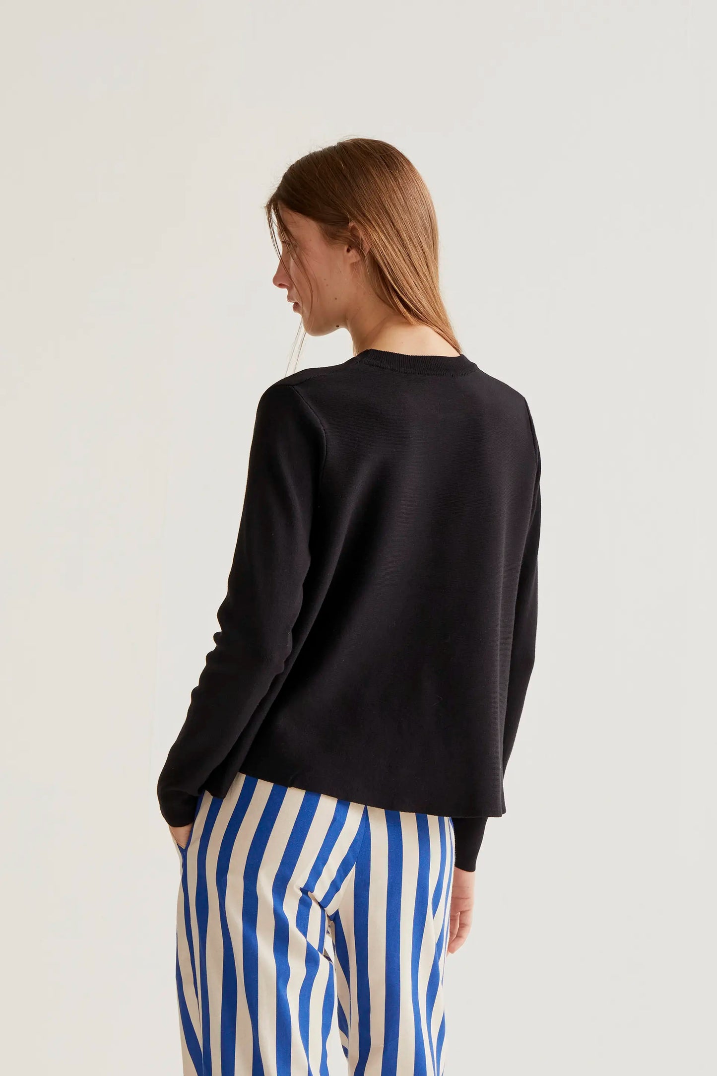Maglione nero a maniche lunghe in maglia