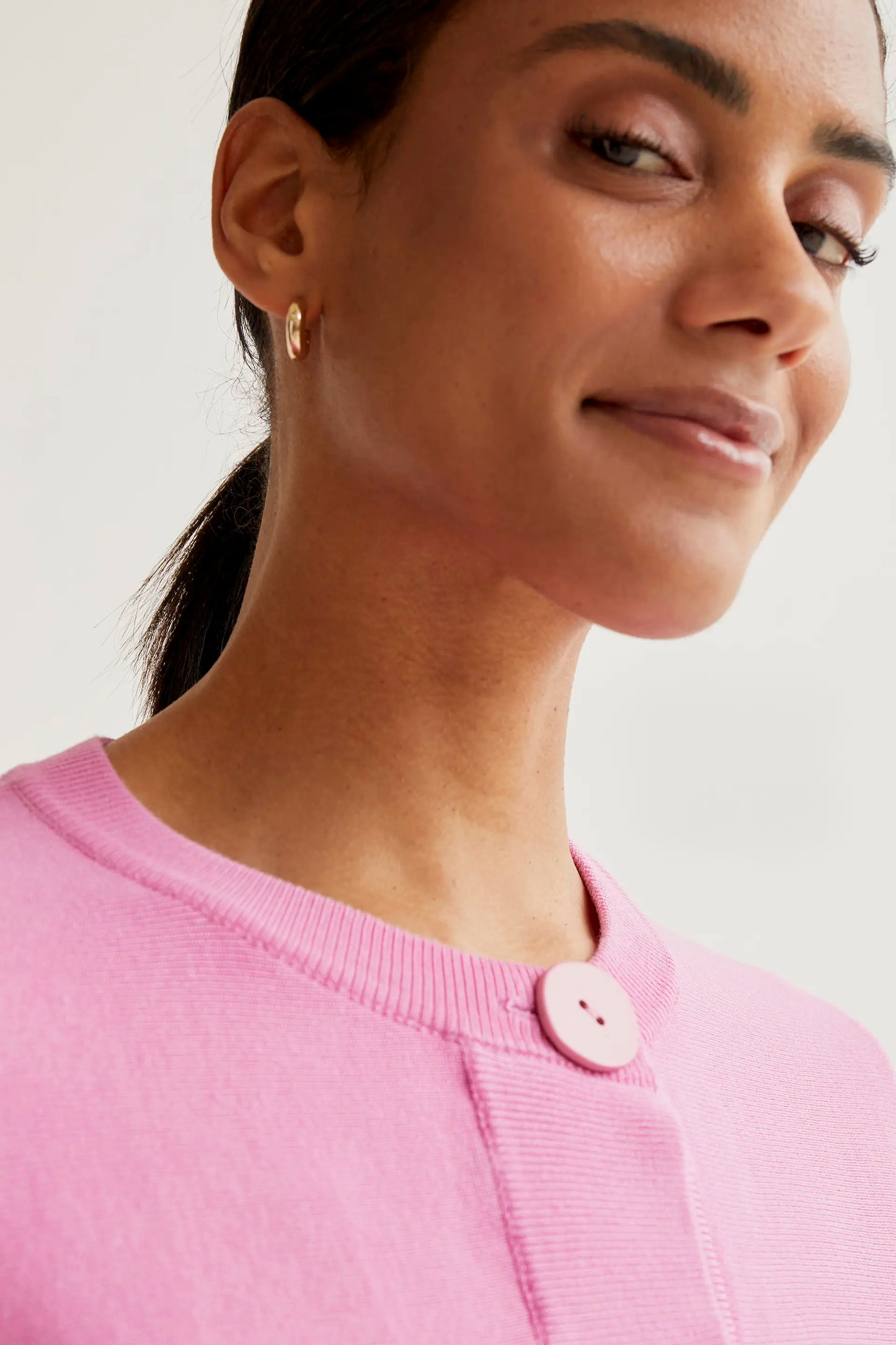 Cardigan rosa in maglia con bottoni