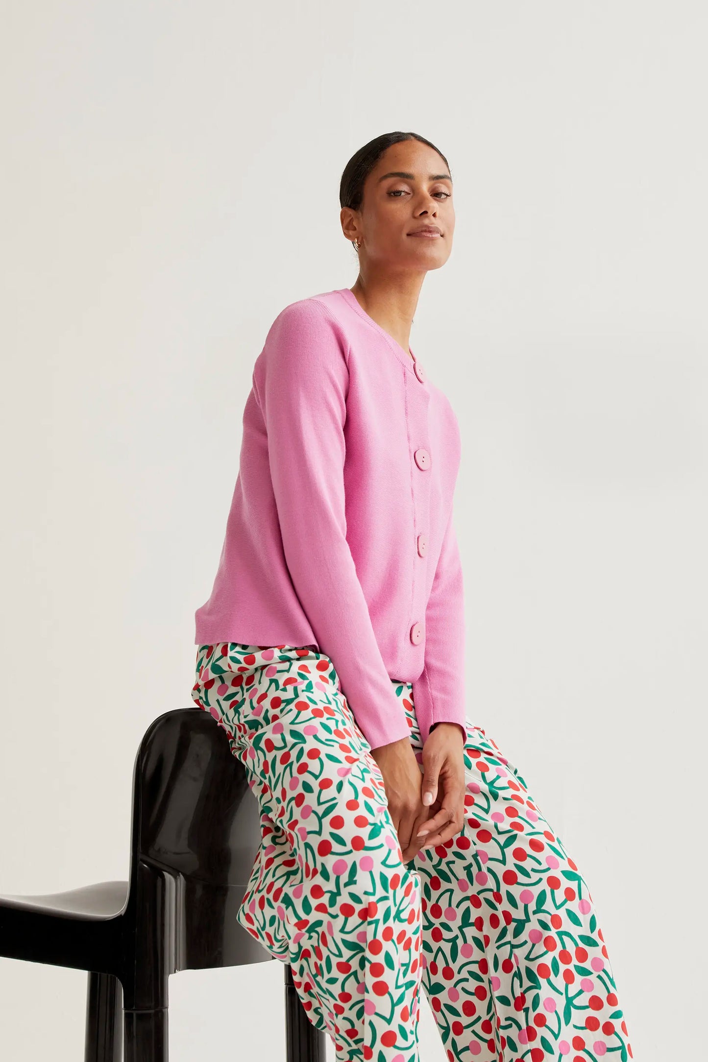 Cardigan rosa in maglia con bottoni