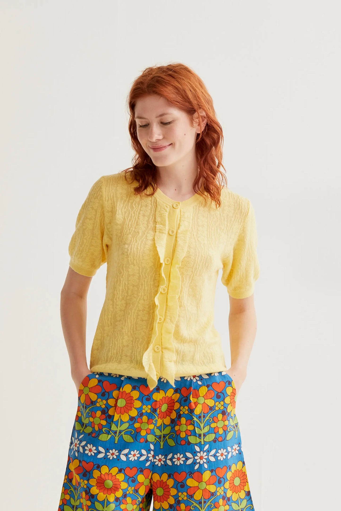 Cardigan in maglia floreale gialla con volant