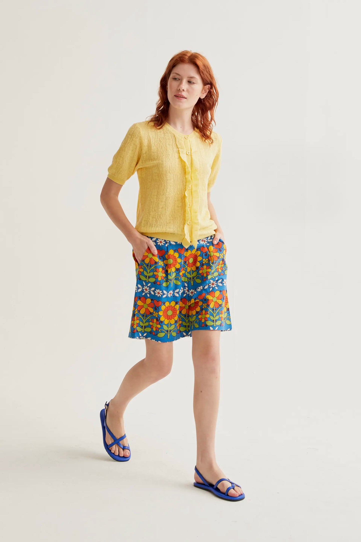 Cardigan in maglia floreale gialla con volant