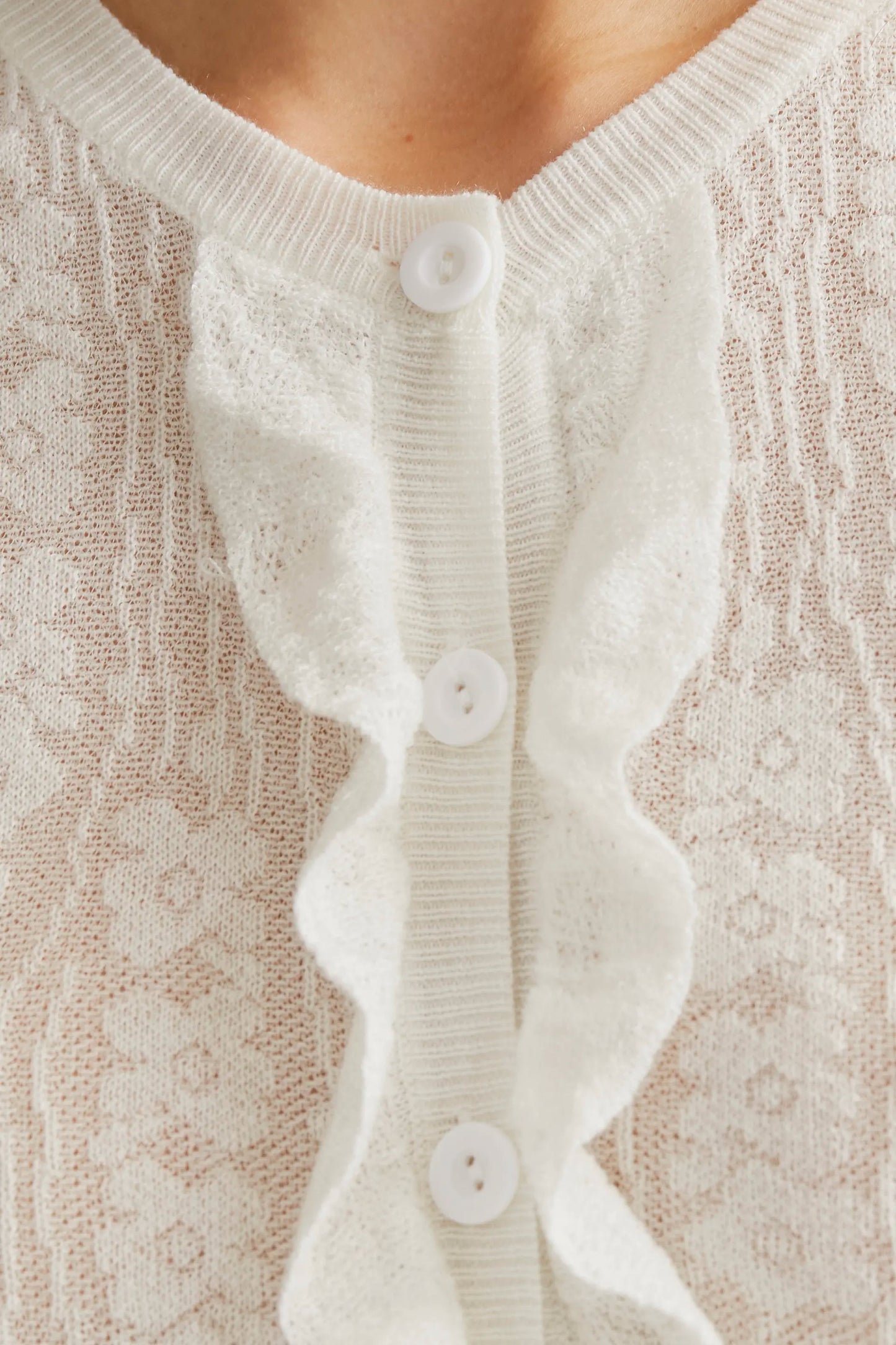 Cardigan in maglia floreale bianca con volant
