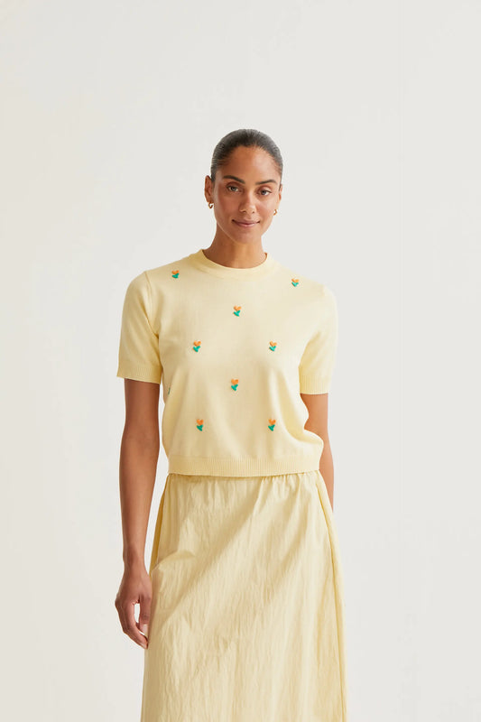 Top punto suave amarillo con flores
