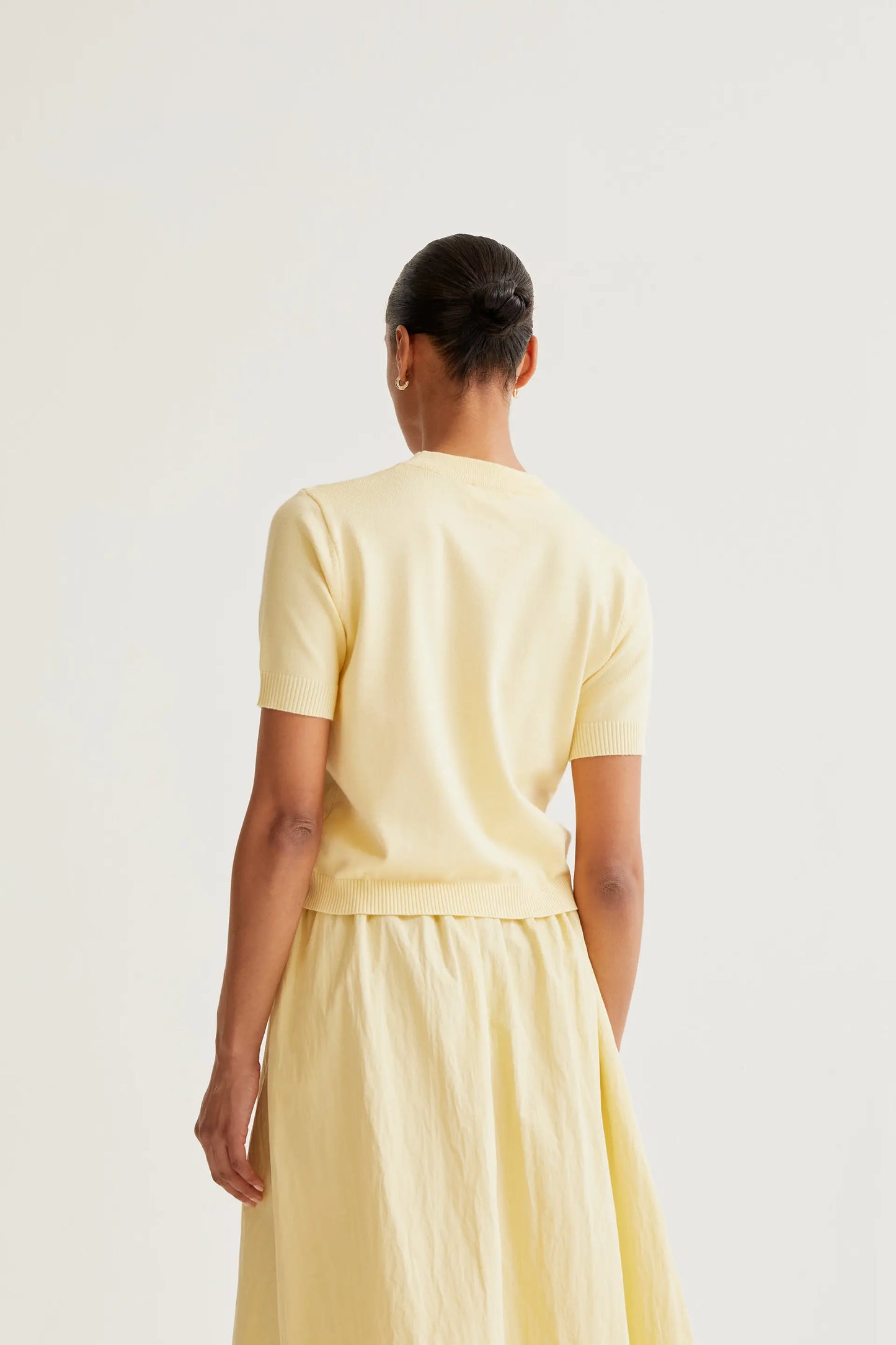 Top in maglia gialla morbida con fiori
