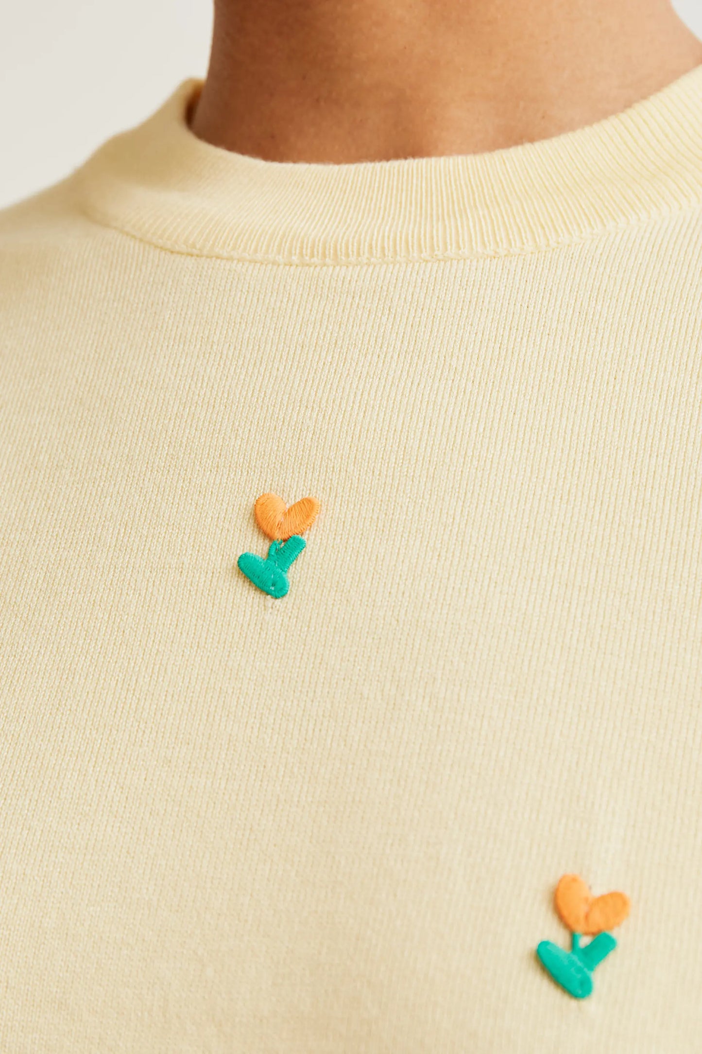 Top in maglia gialla morbida con fiori