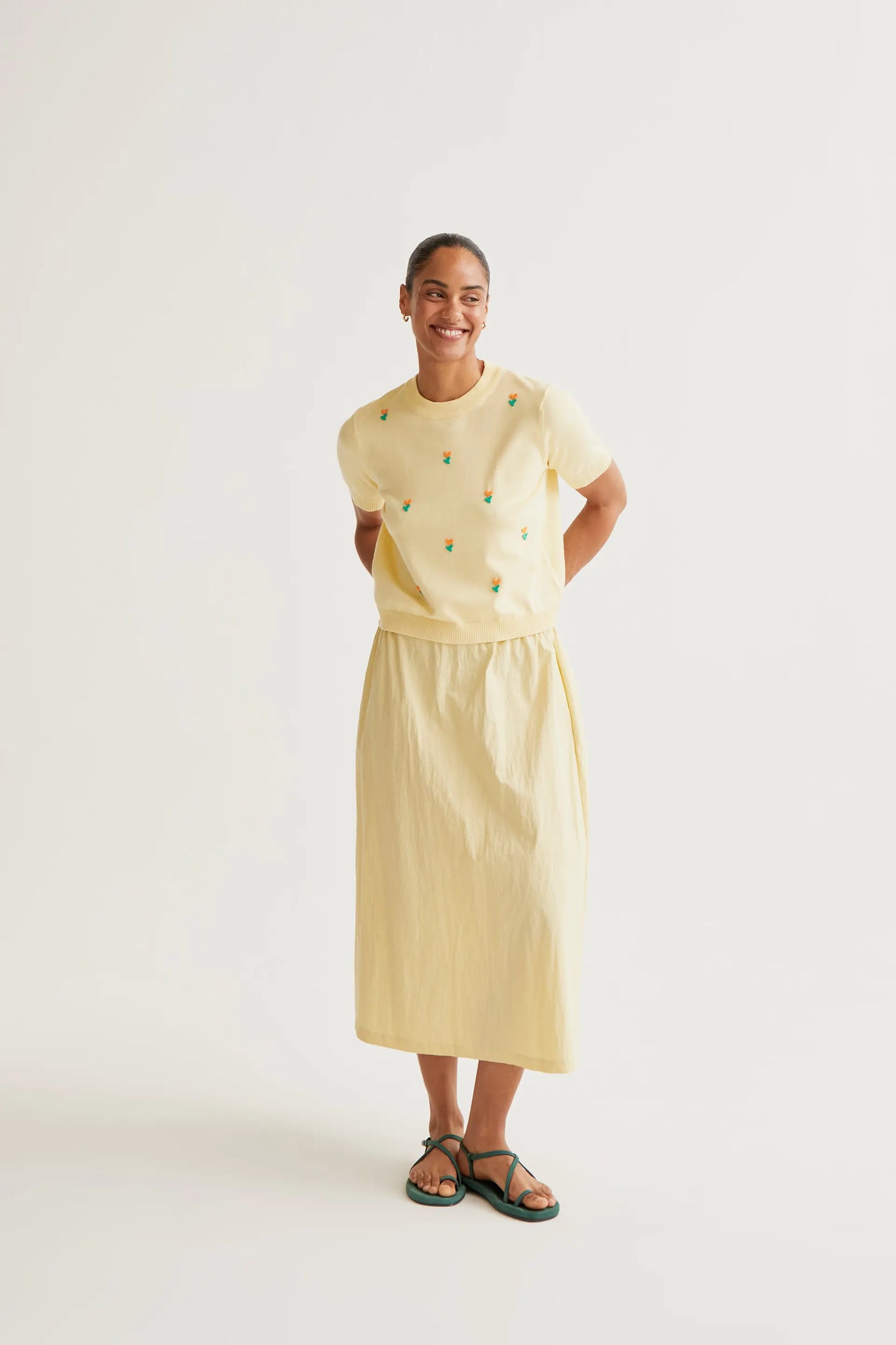 Top in maglia gialla morbida con fiori