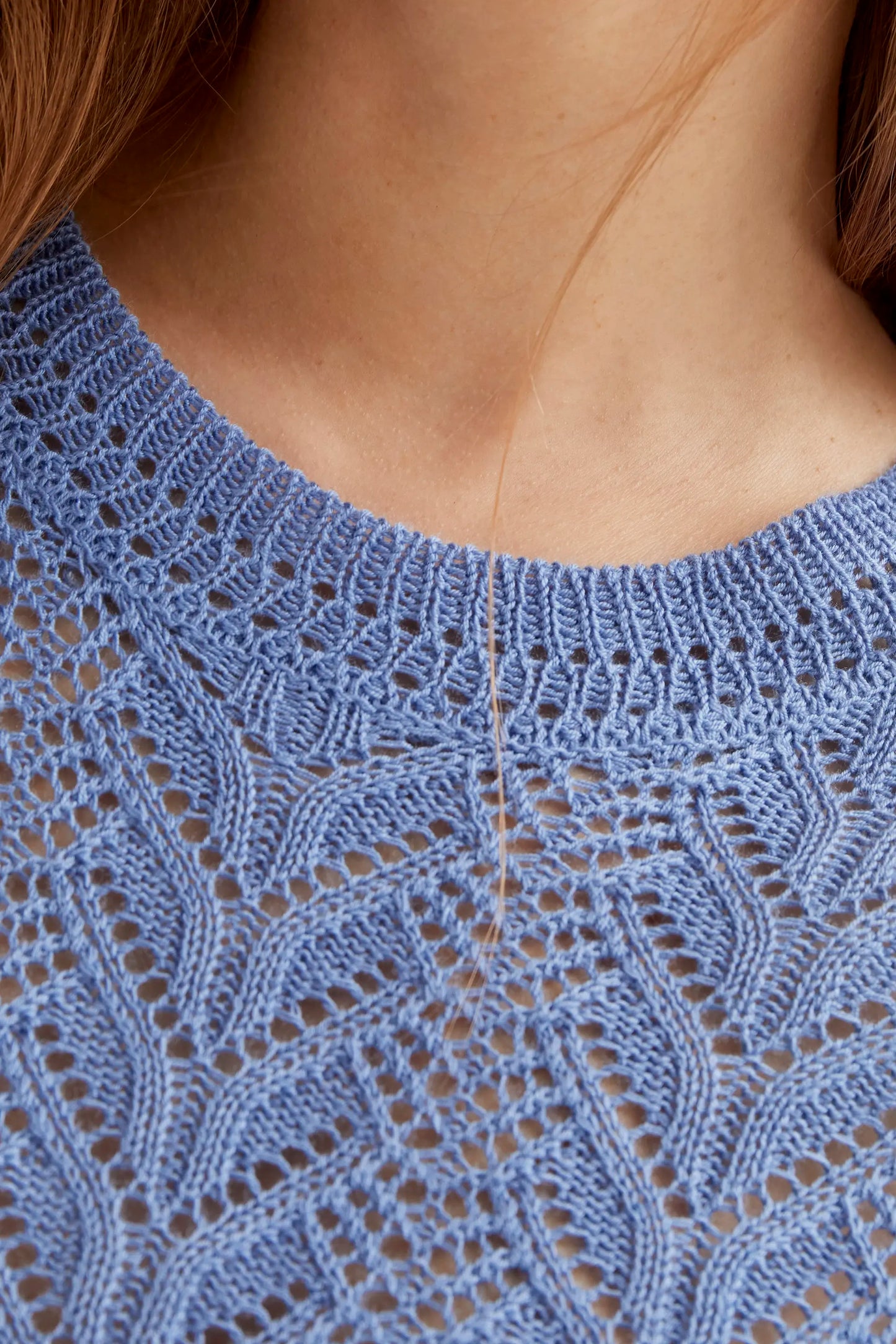 Top traforato azzurro chiaro ricamato a forma di fiore