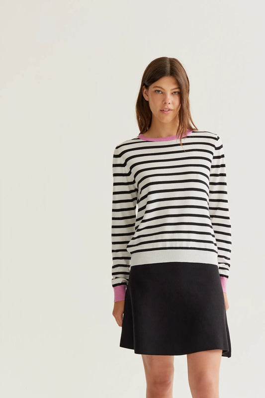 Maglione lavorato a maglia con stampa a righe bianche e nere