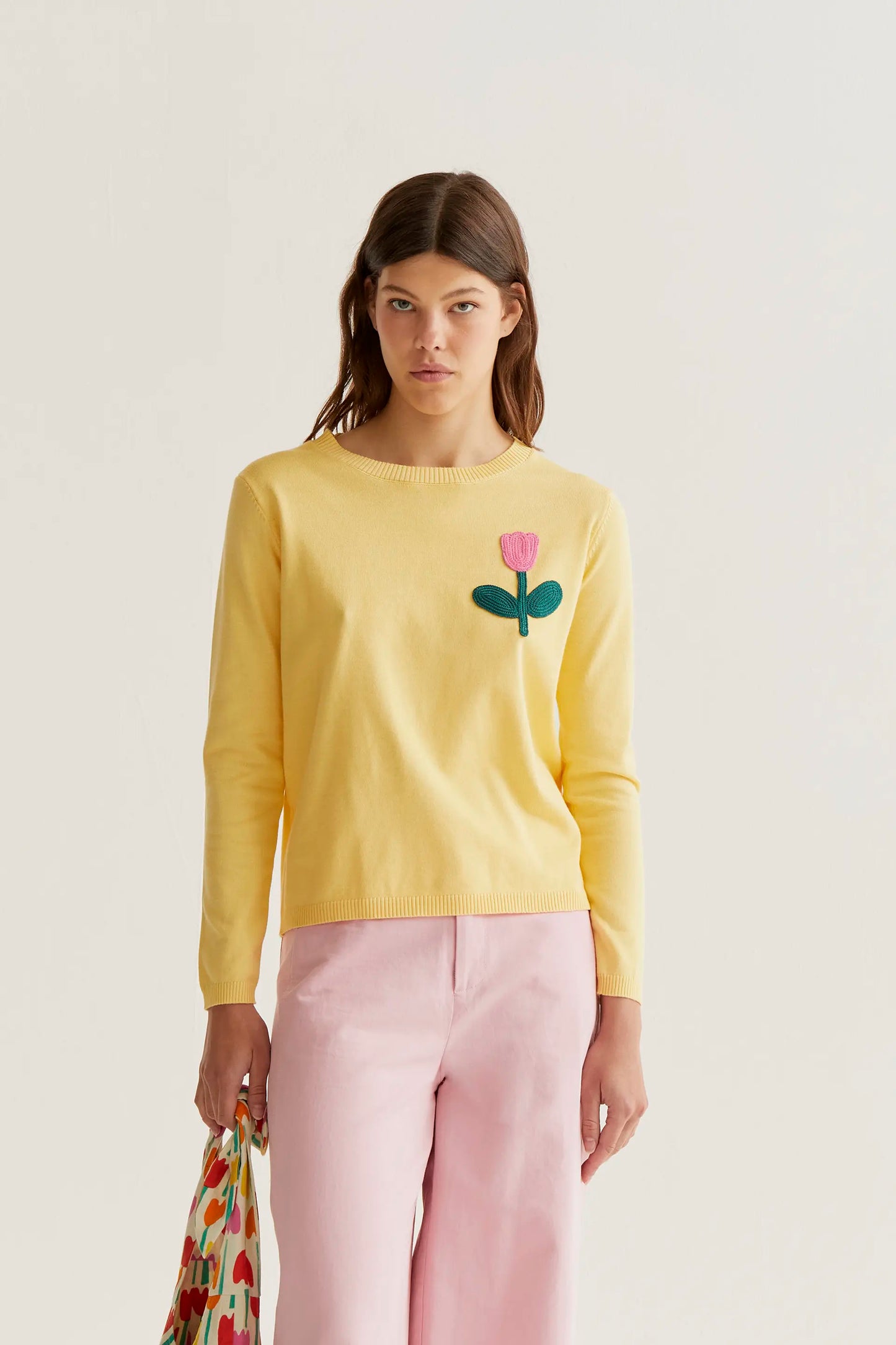 Maglione giallo lavorato a maglia con ricamo di tulipani rosa