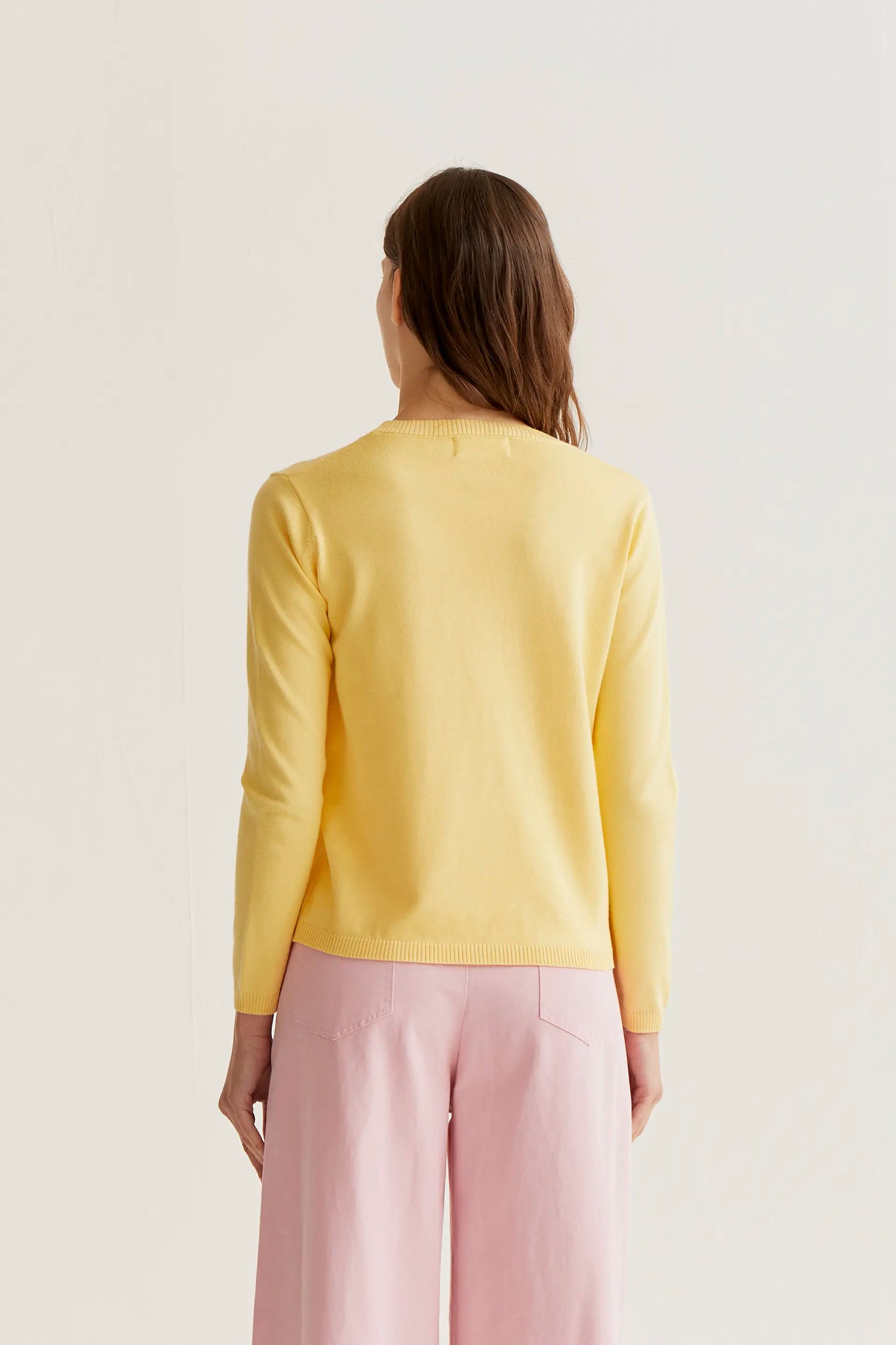 Maglione giallo lavorato a maglia con ricamo di tulipani rosa