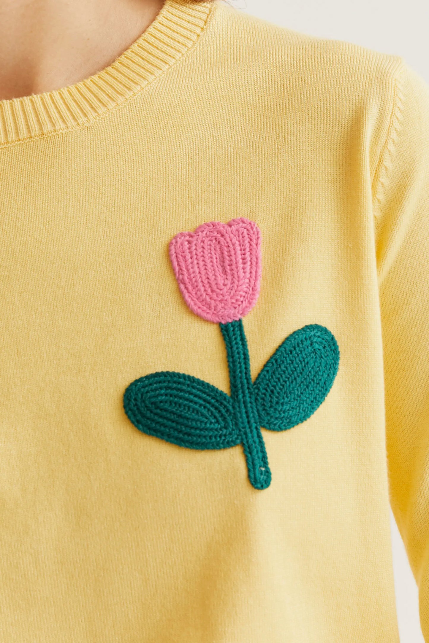 Maglione giallo lavorato a maglia con ricamo di tulipani rosa