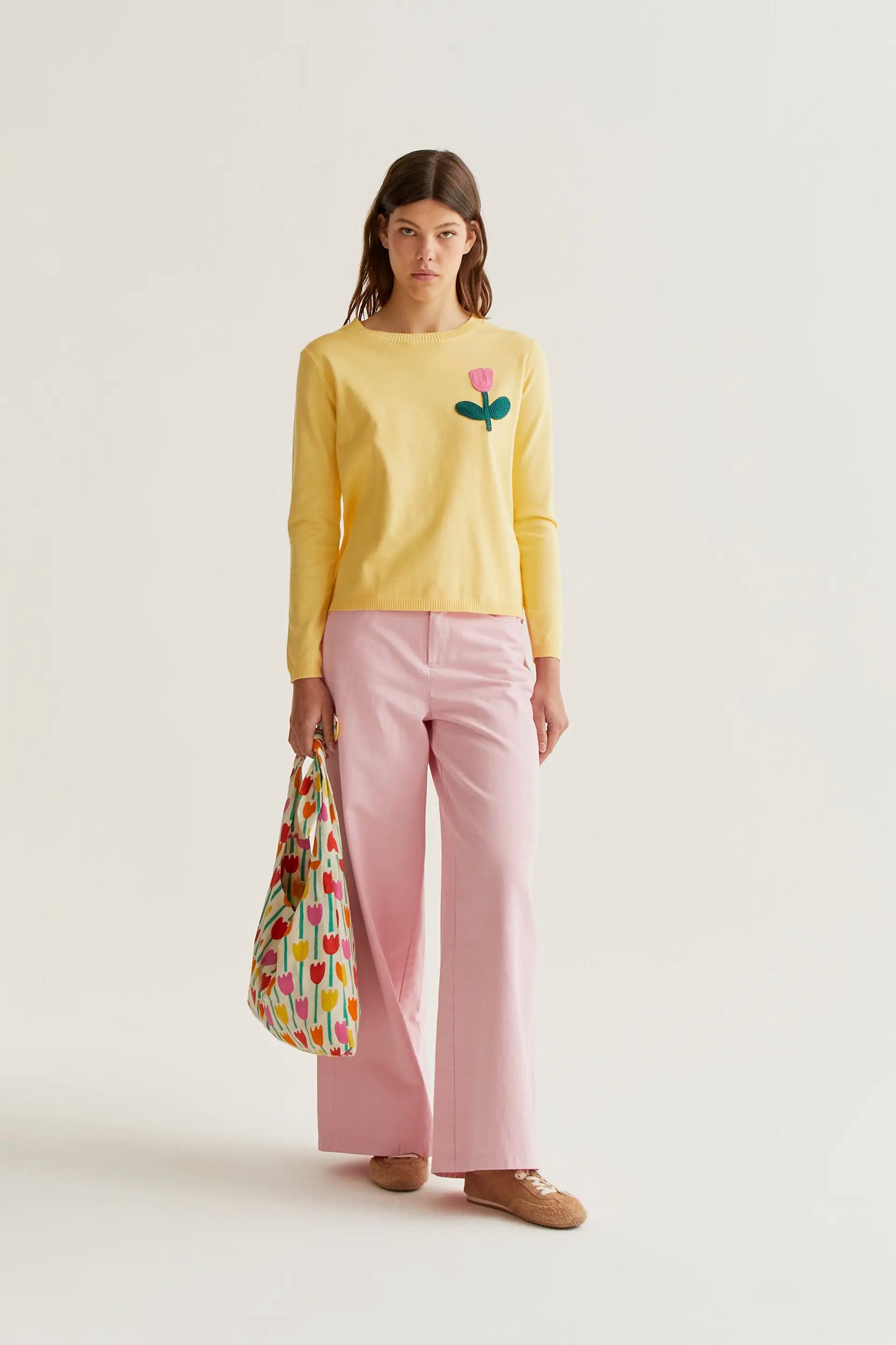 Maglione giallo lavorato a maglia con ricamo di tulipani rosa