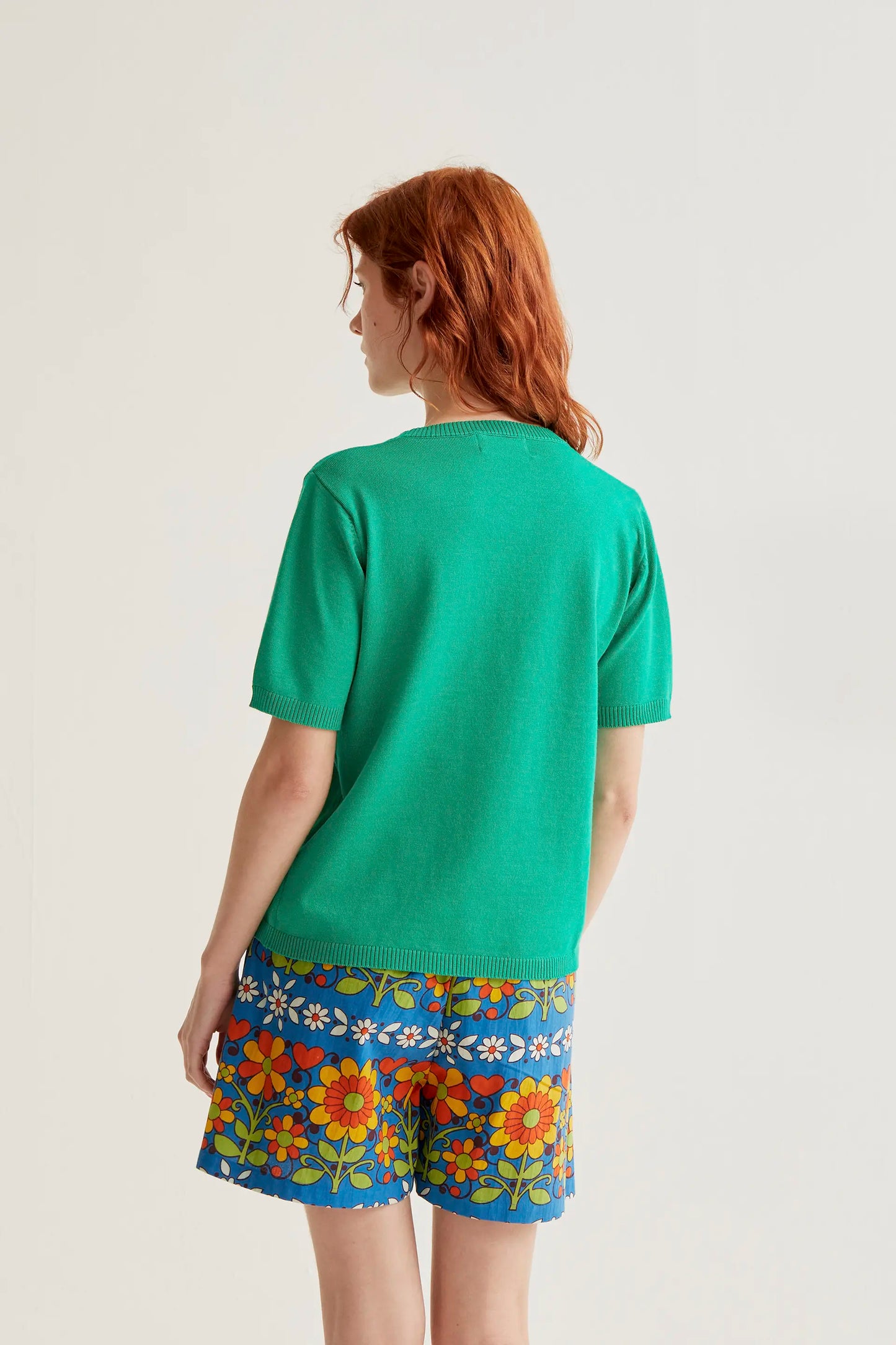 Top in maglia verde con ricamo arancione