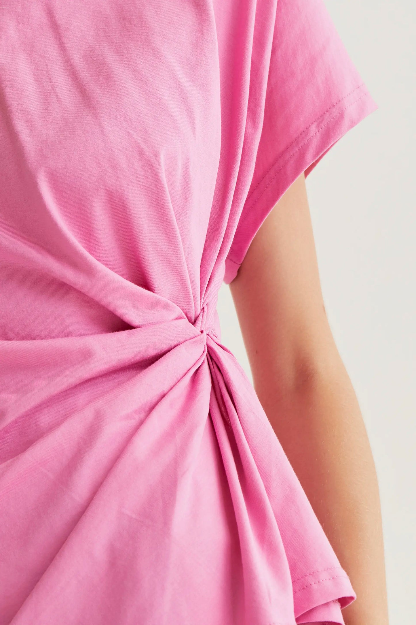 Camiseta 100% algodón rosa con nudo lateral