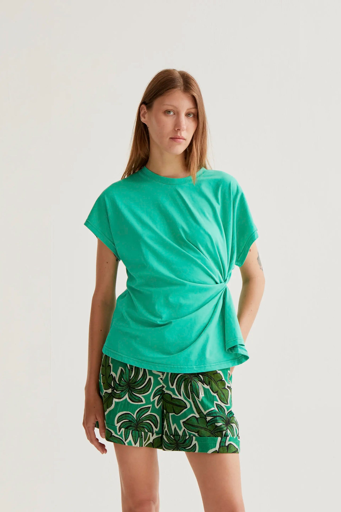 Maglietta verde 100% cotone con nodo laterale