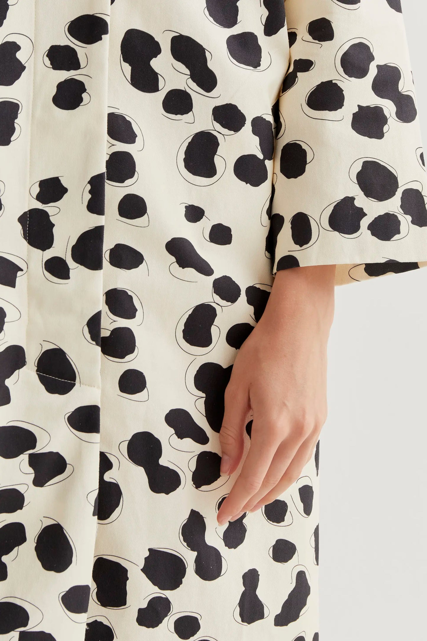 Gabardina 100% algodón con estampado Dalmatian
