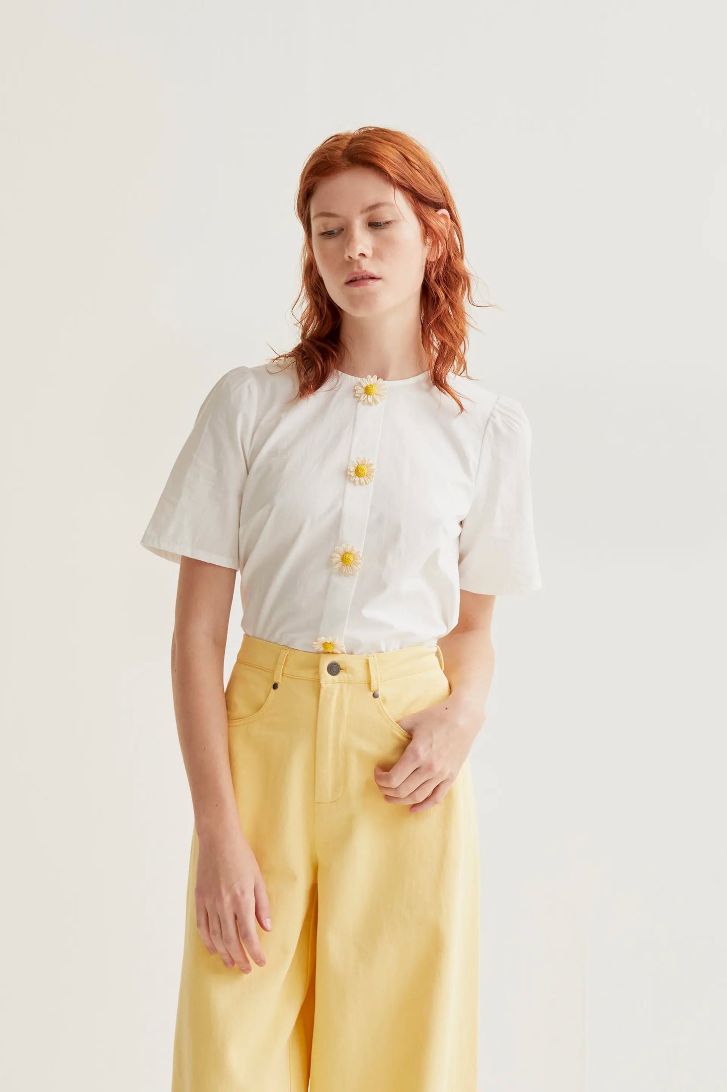 Top in 100% cotone con bottoni floreali