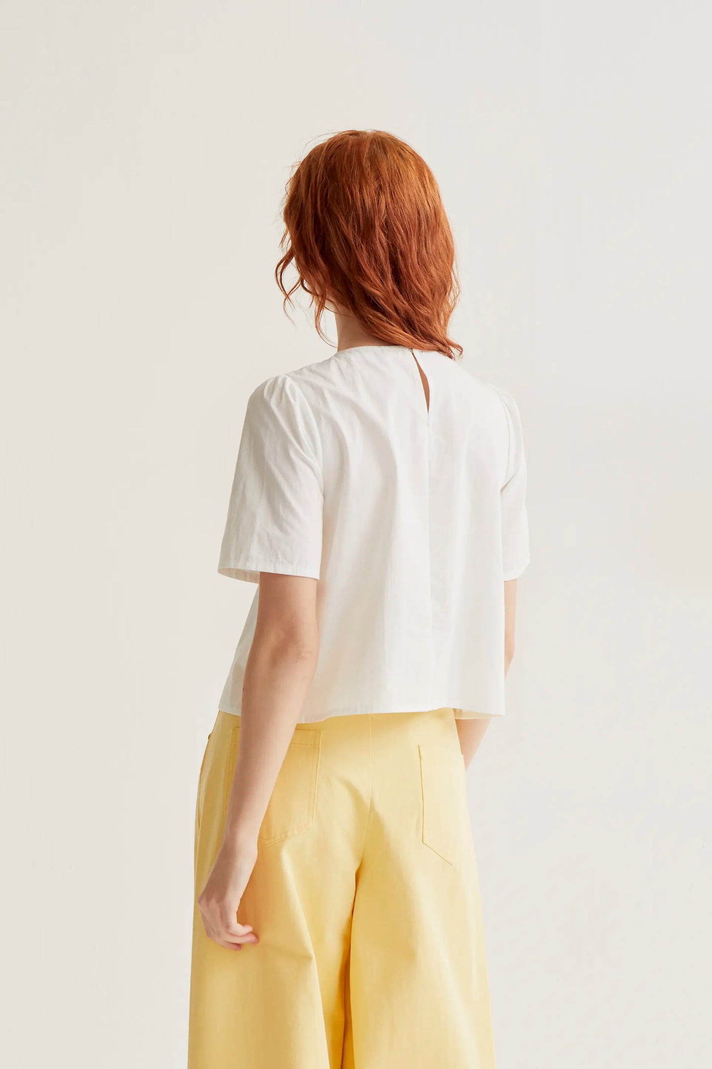 Top in 100% cotone con bottoni floreali