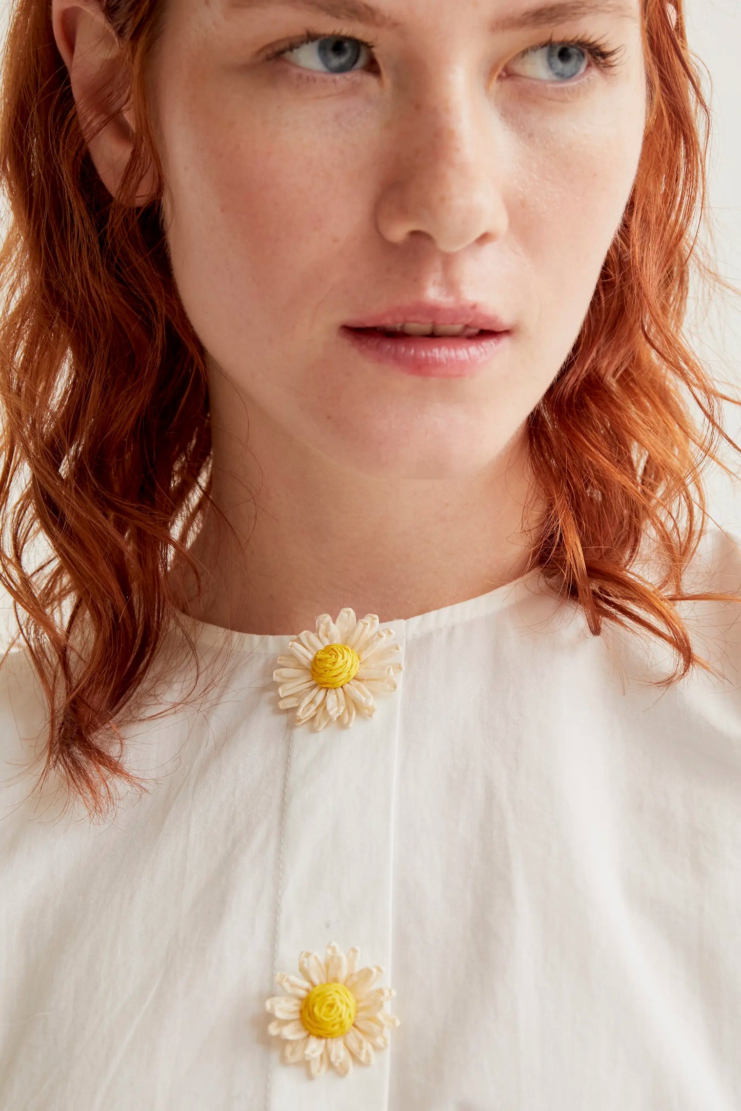Top in 100% cotone con bottoni floreali